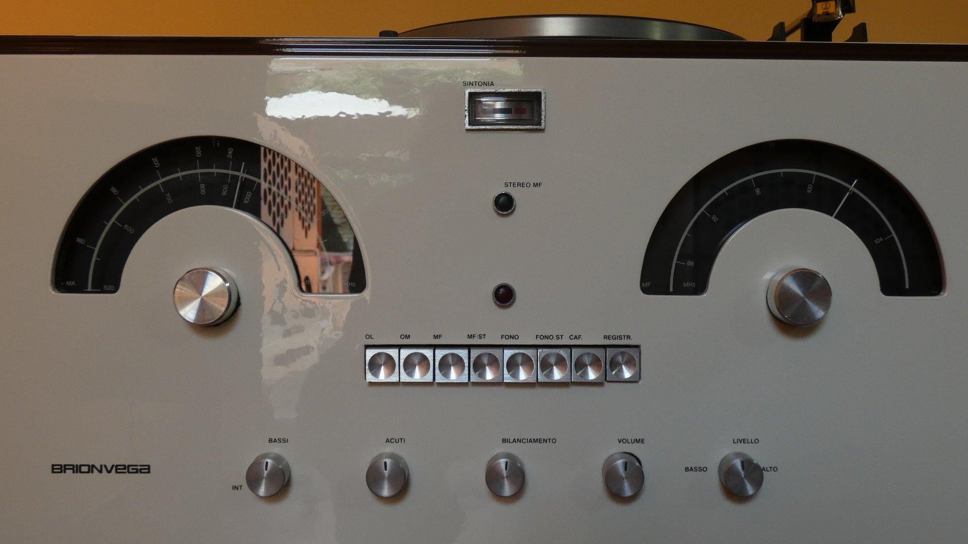 Prima serie del famoso Cubo di Brionvega RR 126 FO.
Prodotto nel 1965 e completamente restaurato presenta le seguenti caratteristiche:
- serigrafie e laccatura lucida
- recappaggio dell'alimentatore e revisione elettronica
- revisione giradischi con