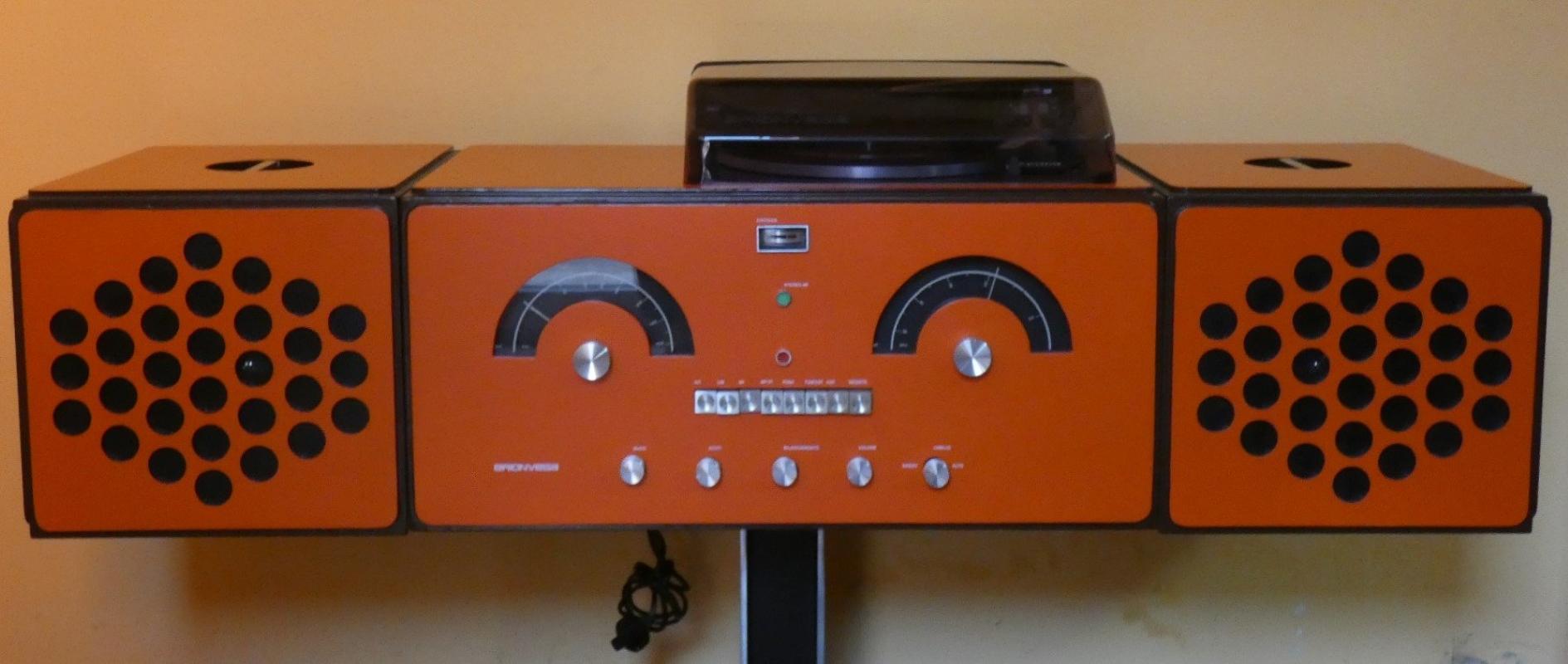 Prima serie del famoso Cubo di Brionvega RR 126 FO.
Prodotto nel 1965 e completamente restaurato presenta le seguenti caratteristiche:
- serigrafie ottimamente conservate e laccatura in ottimo stato conservativo
- recappaggio dell'alimentatore e