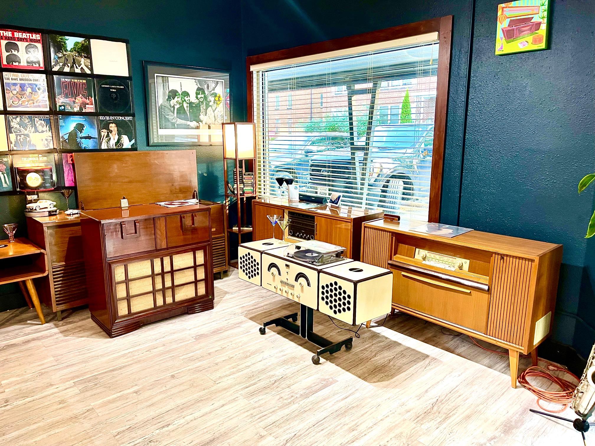 Radiogram Stereo Record Player « The Coffee Table Console Book » ( radios vintage) en vente 2