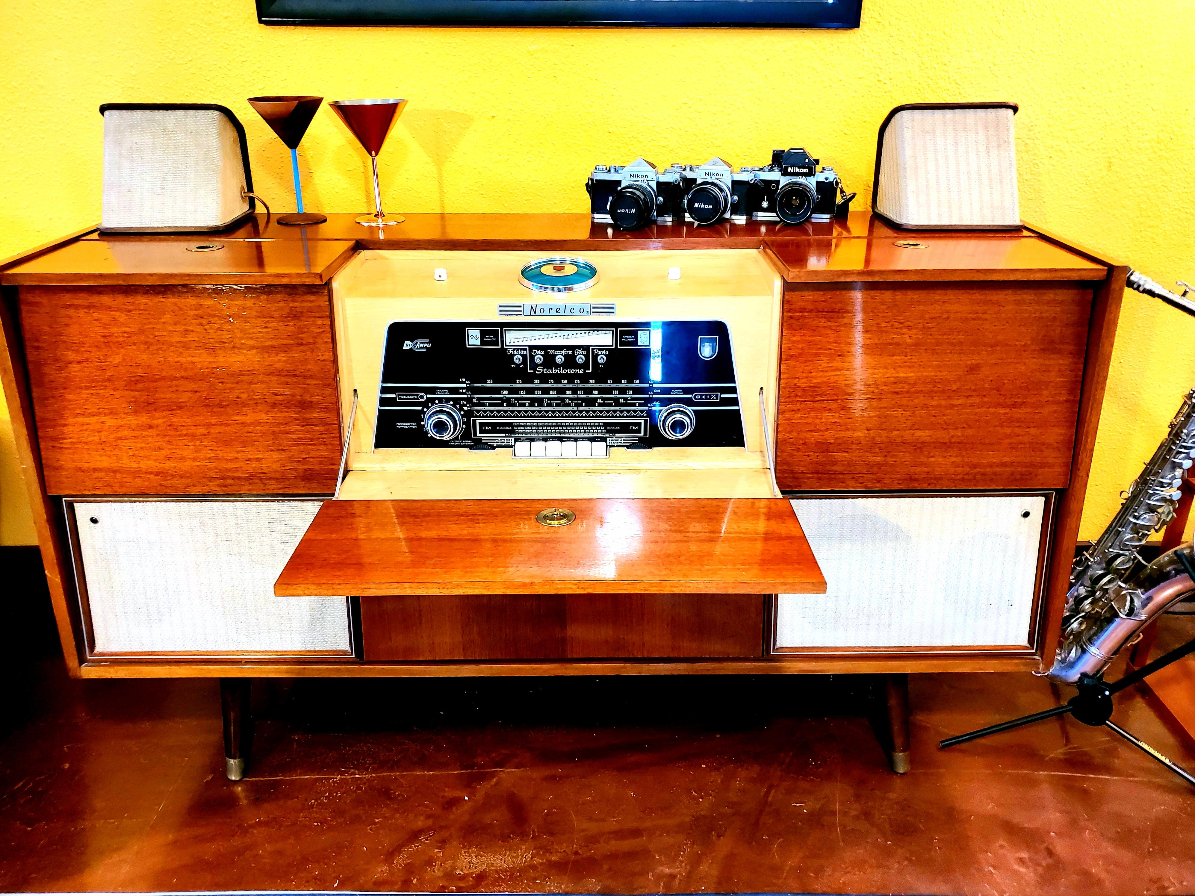 Radiogram Stereo Record Player « The Coffee Table Console Book » ( radios vintage) en vente 6
