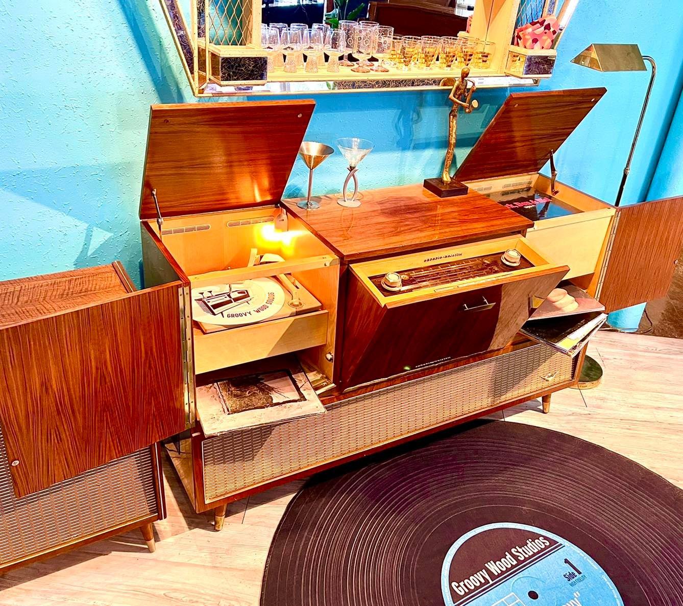 Radiogram Stereo Record Player „The Couchtisch-Konsolenbuch“ (Vintage-Radios) im Angebot 7