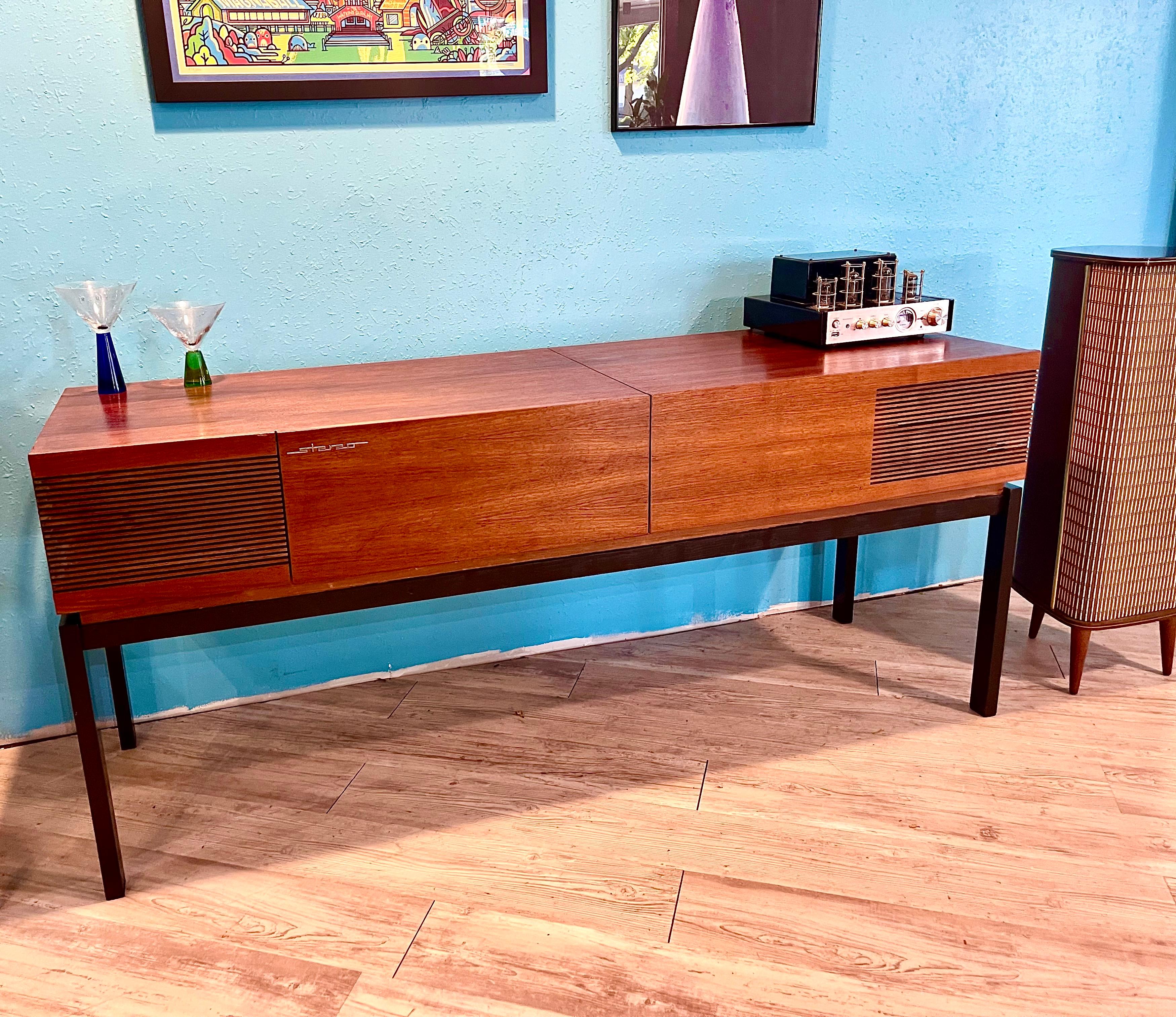 Radiogram Stereo Record Player « The Coffee Table Console Book » ( radios vintage) en vente 12