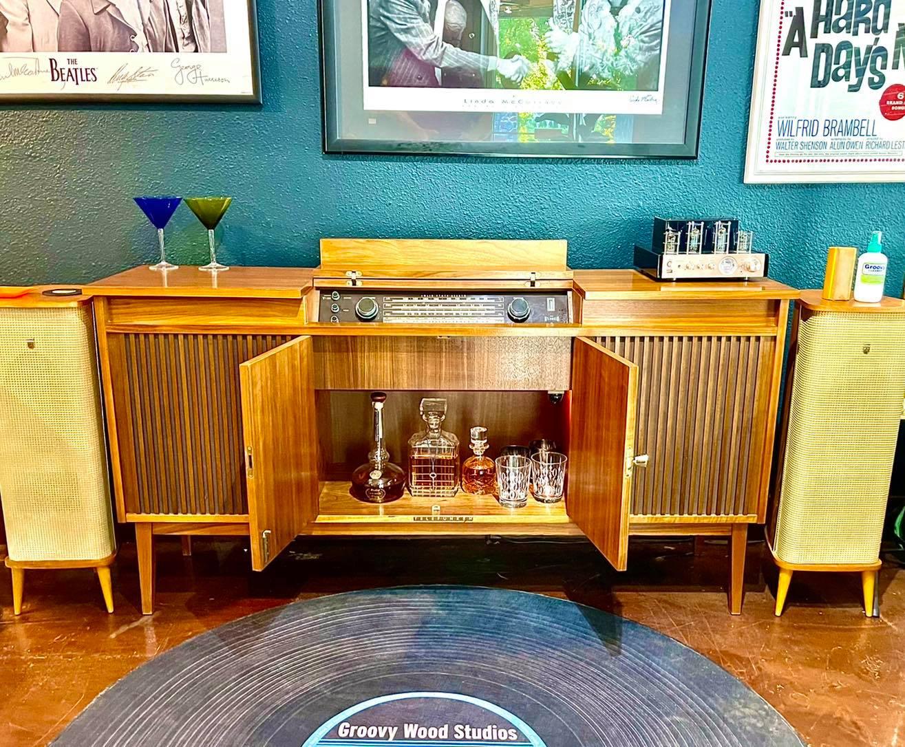 Américain Radiogram Stereo Record Player « The Coffee Table Console Book » ( radios vintage) en vente