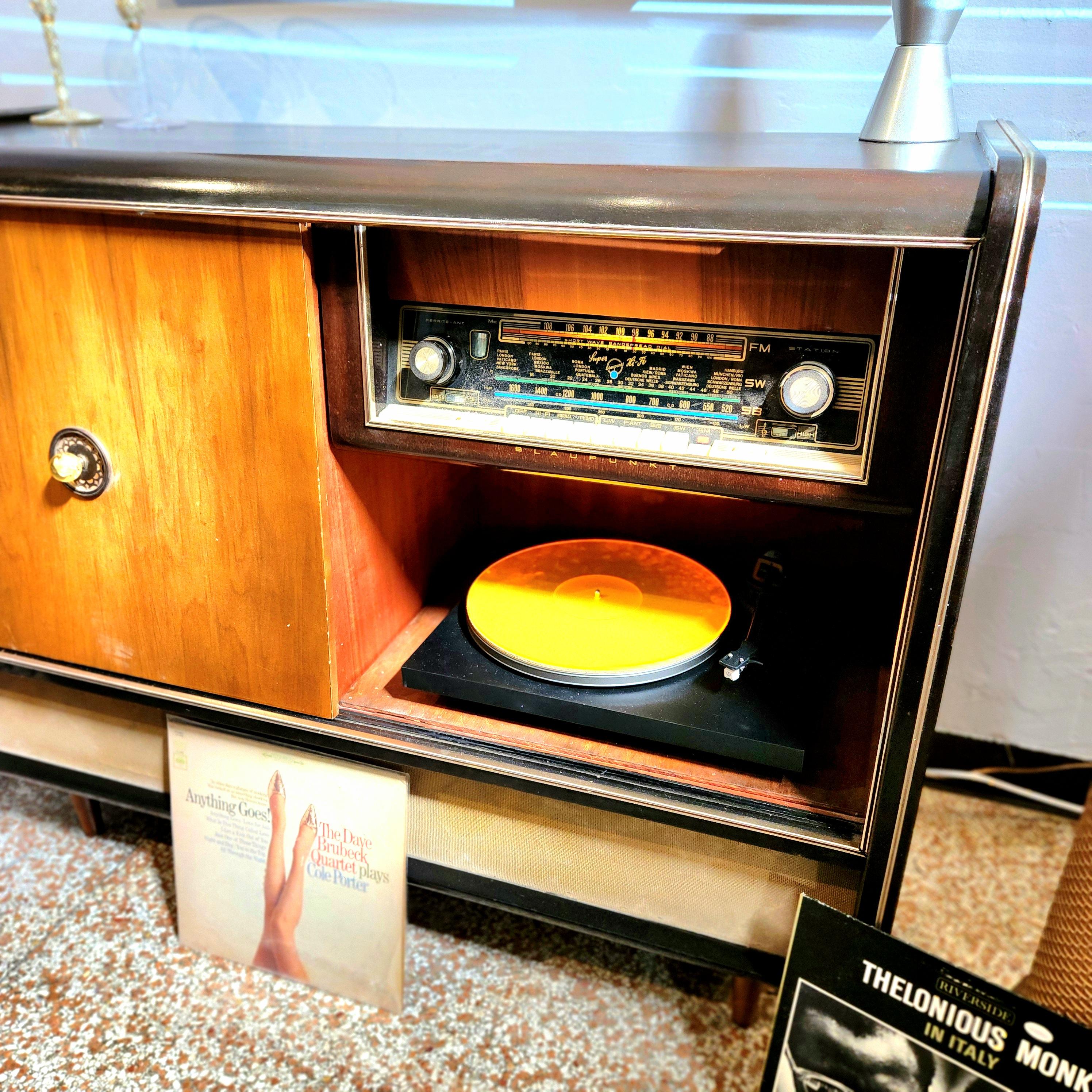 Radiogram Stereo Record Player „The Couchtisch-Konsolenbuch“ (Vintage-Radios) (Holzarbeit) im Angebot