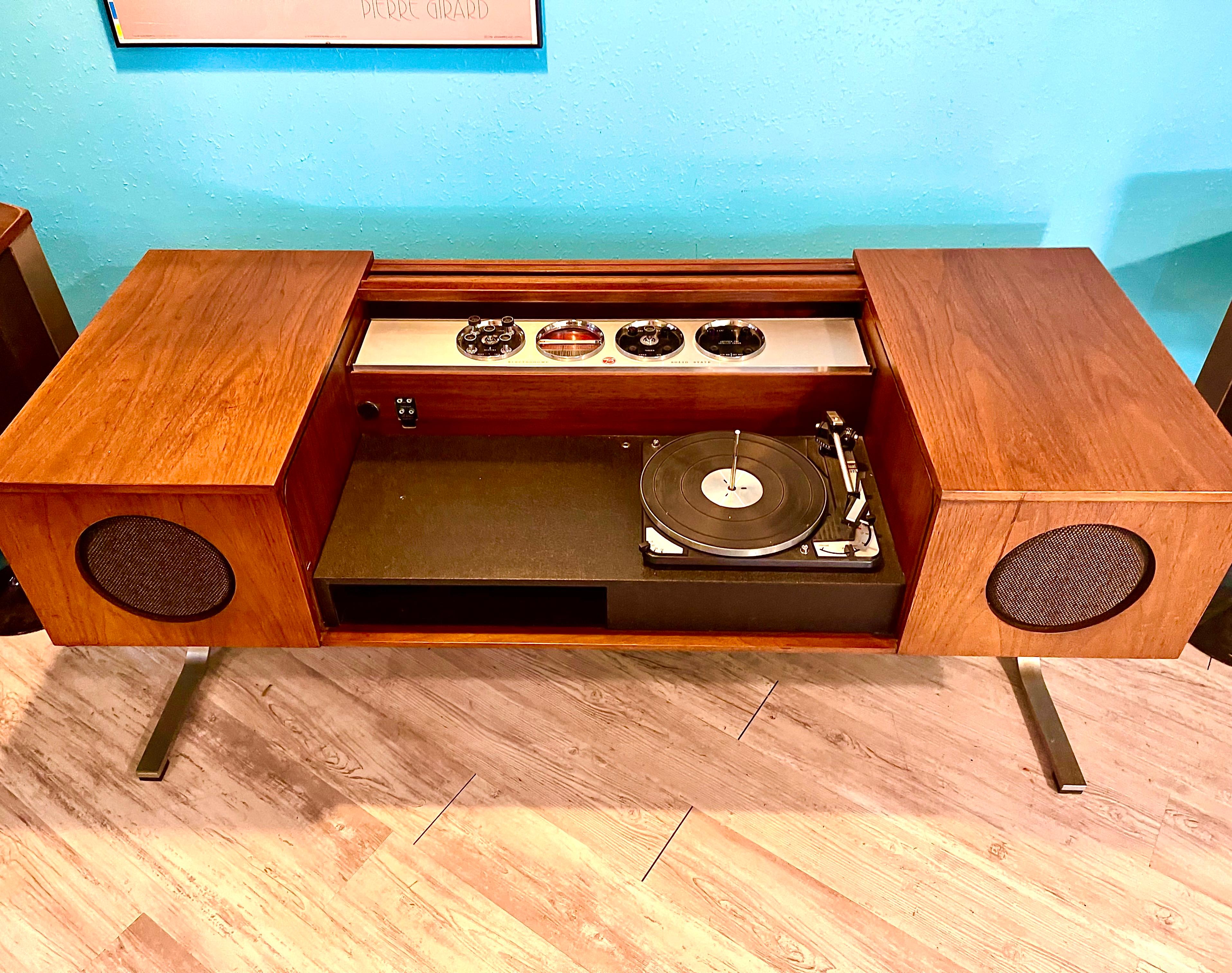 20ième siècle Radiogram Stereo Record Player « The Coffee Table Console Book » ( radios vintage) en vente