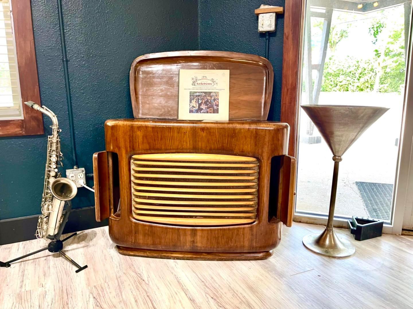 Radiogram Stereo Record Player « The Coffee Table Console Book » ( radios vintage) en vente 1