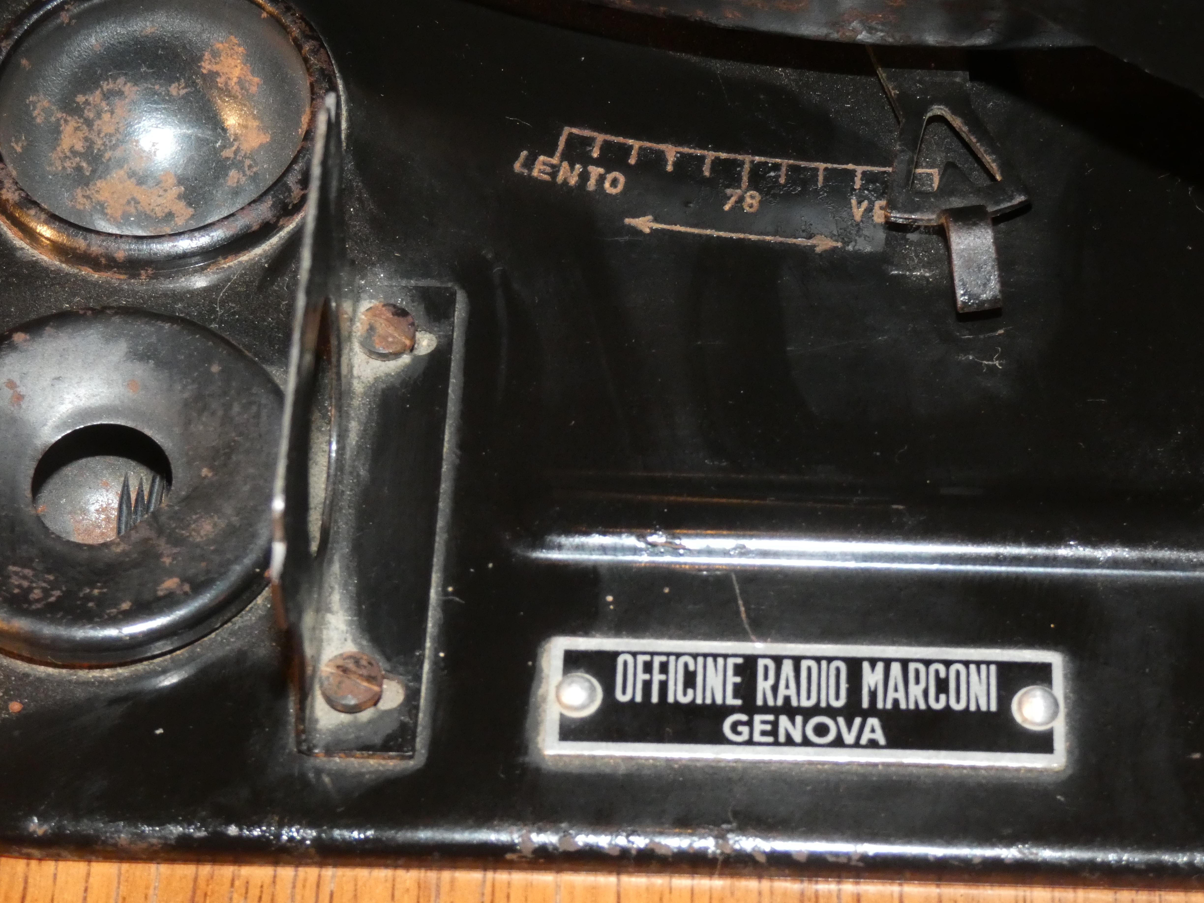 Metal Radiomobile e giradischi in legno e bachelite di Compagnia Marconi, 1940