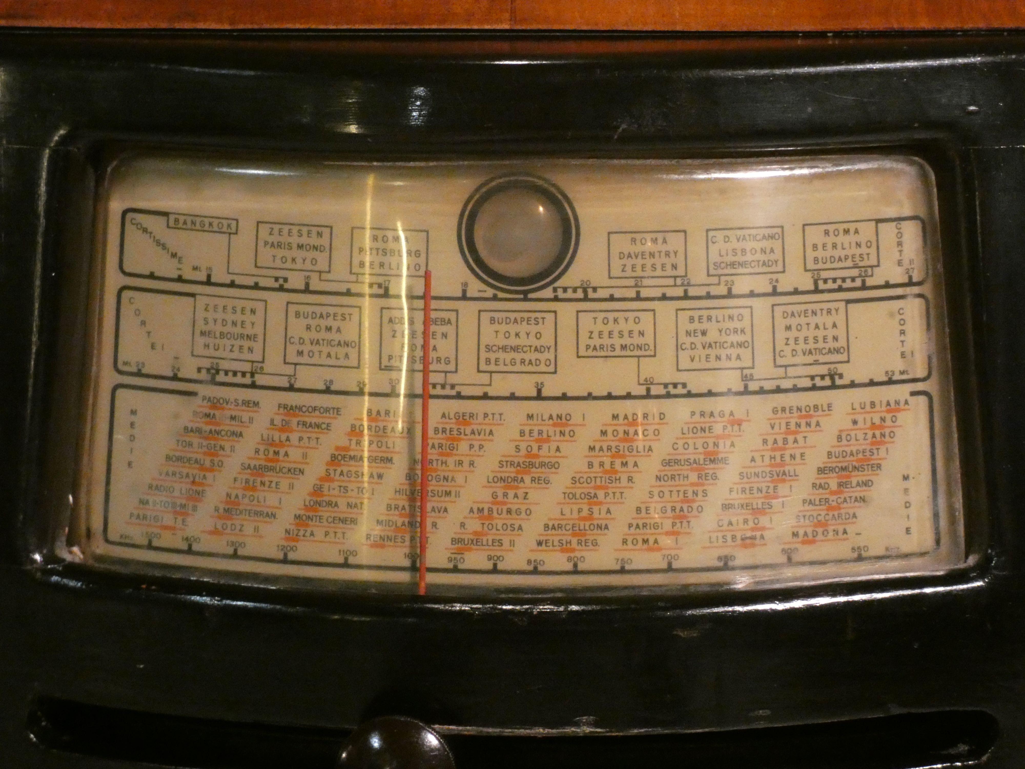 Radiomobile e giradischi in legno e bachelite di Compagnia Marconi, 1940 2