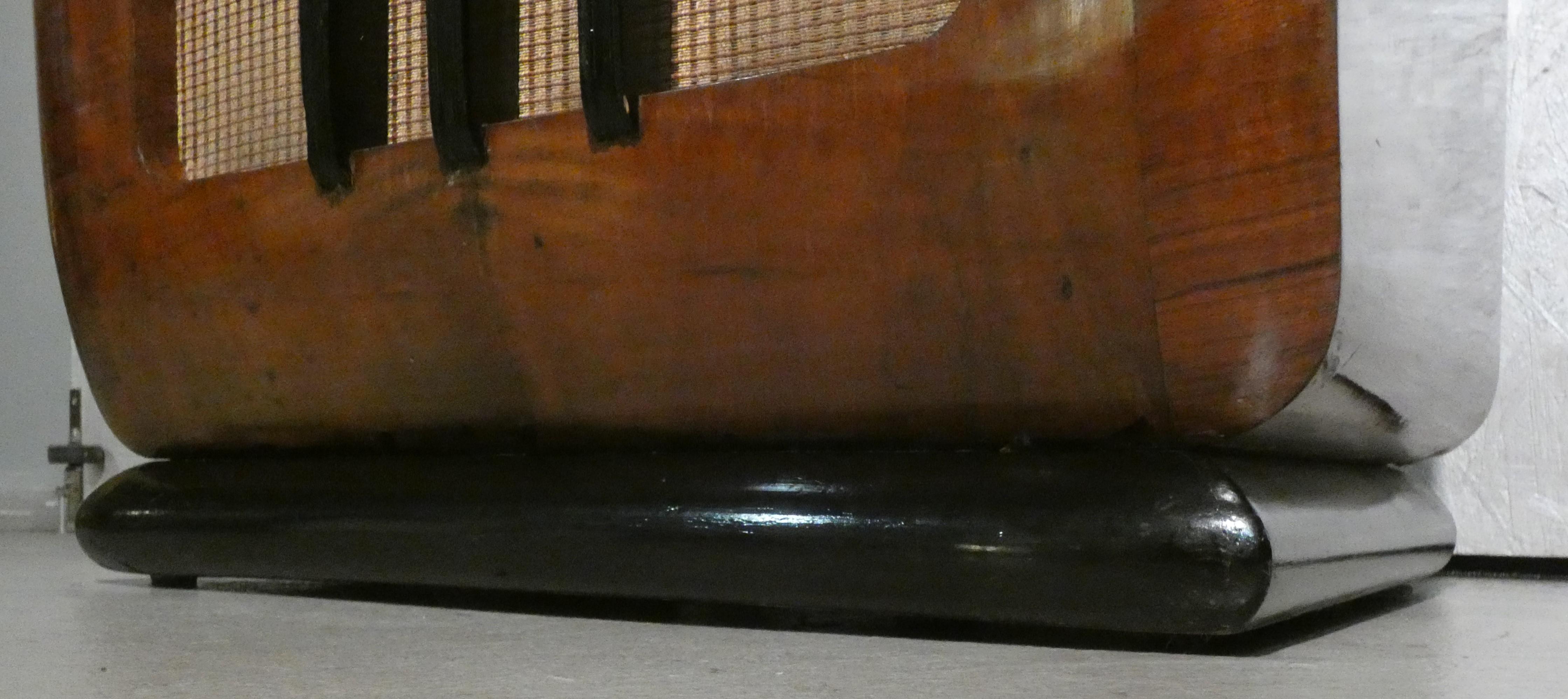 COMPAGNIA MARCONI
(LA VOCE DEL PADRONE, COLUMBIA e MARCONIPHONE)

Modello: Marconi 1562

Un pezzo di storia della Marina Militare e Mercantile italiana...
mobile in legno di quercia e elettronica raffinata per una radio che ha saputo accompagnare i