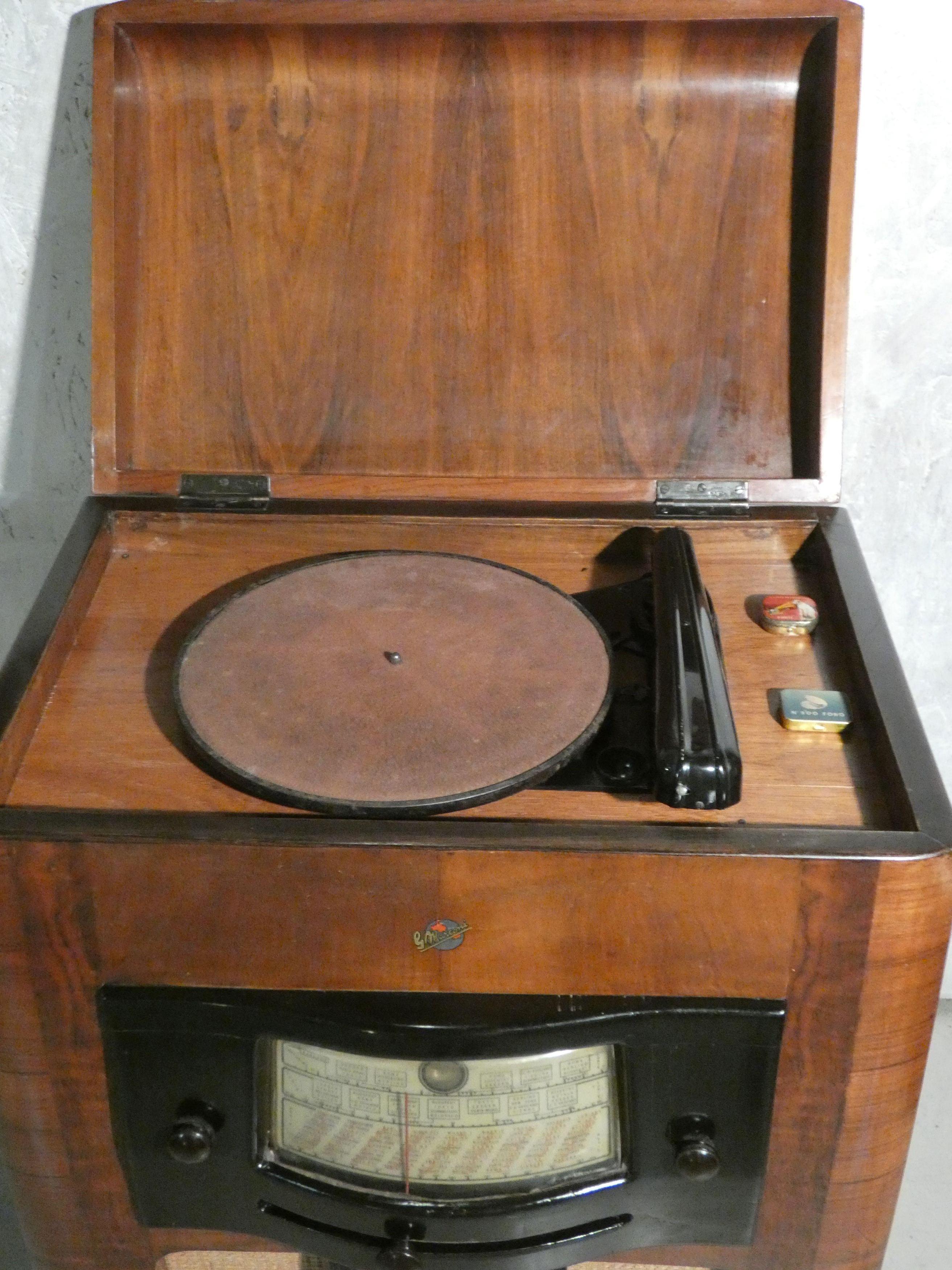 Radiomobile e giradischi in legno e bachelite di Compagnia Marconi, 1940 In Excellent Condition In modena, Emilia-Romagna