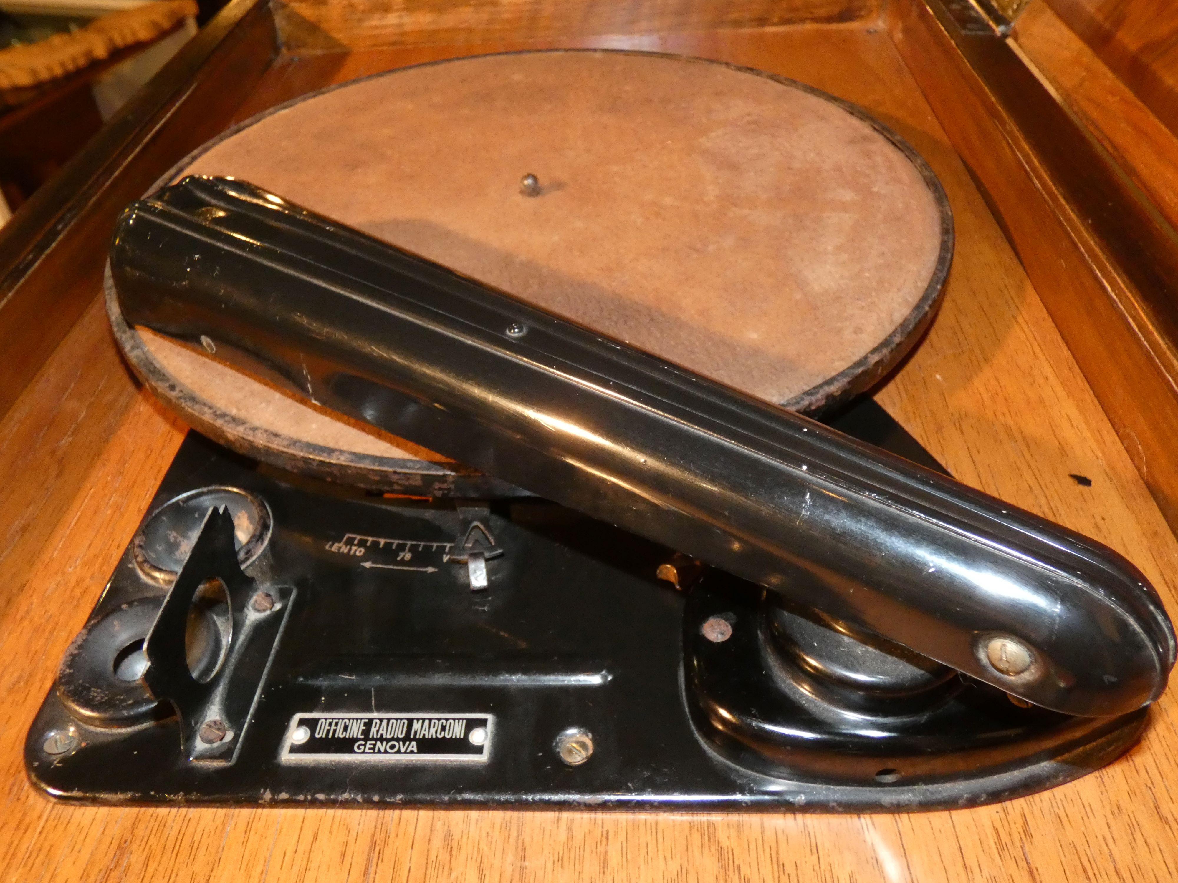 Mid-20th Century Radiomobile e giradischi in legno e bachelite di Compagnia Marconi, 1940