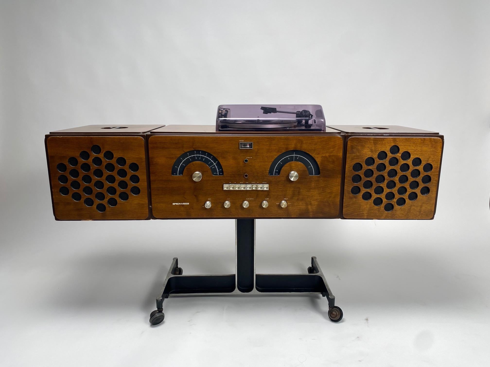 Radiofonografo R126 in Noce Canaletto, di Achille e Pier Giacomo Castiglioni, Brionvega, Italia, 1965

It is one of the most iconic and refined works of the famous pair of Italian architects, an authentic icon of Mid-Century style, a radio and