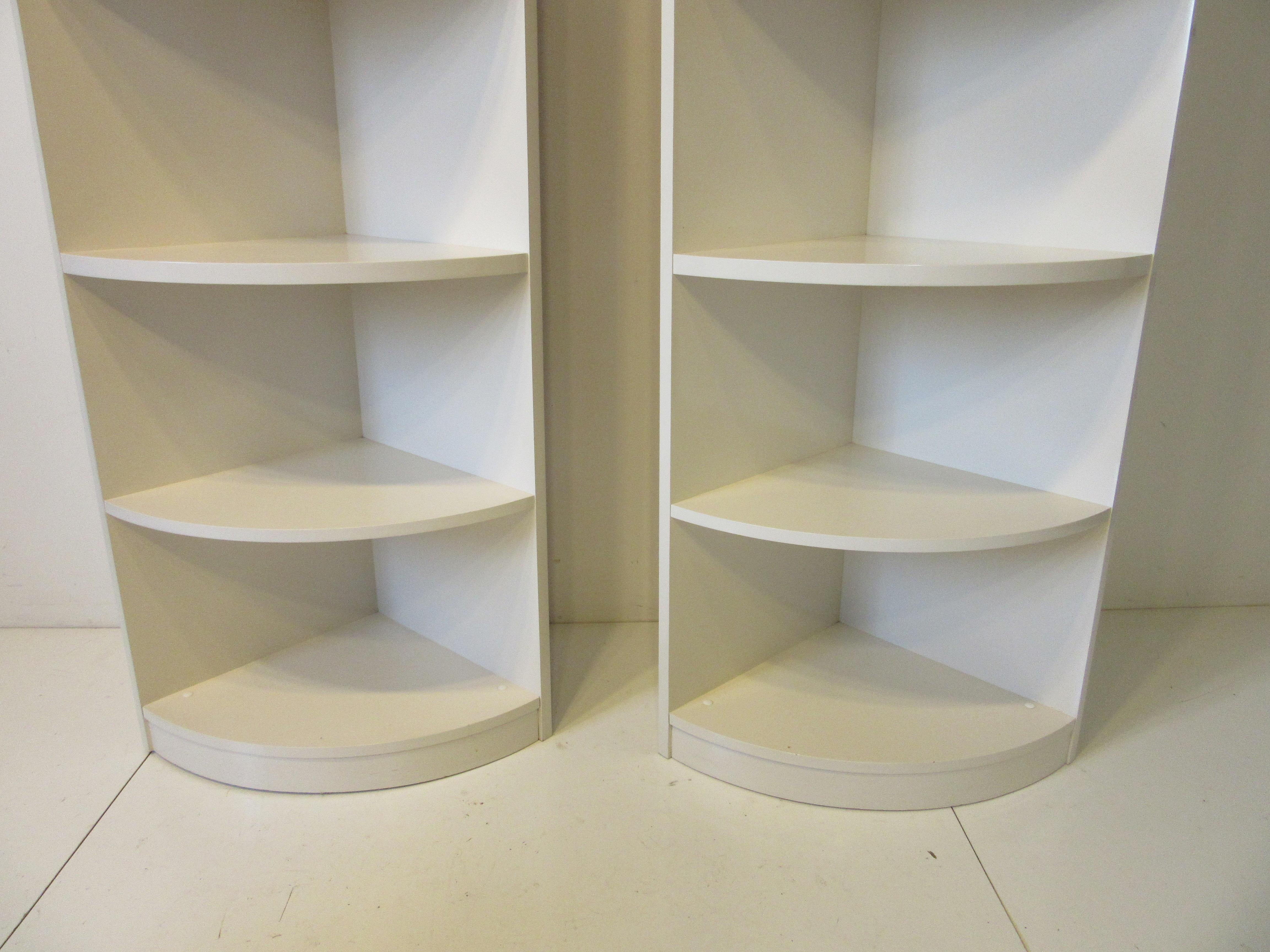 Moderne Bibliothèques d'angle arrondie / Étagères dans le style de Springer