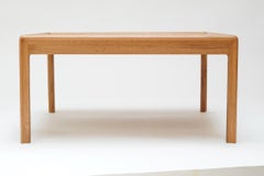 Mesa baja recortada Radius Madera de fresno negra recuperada