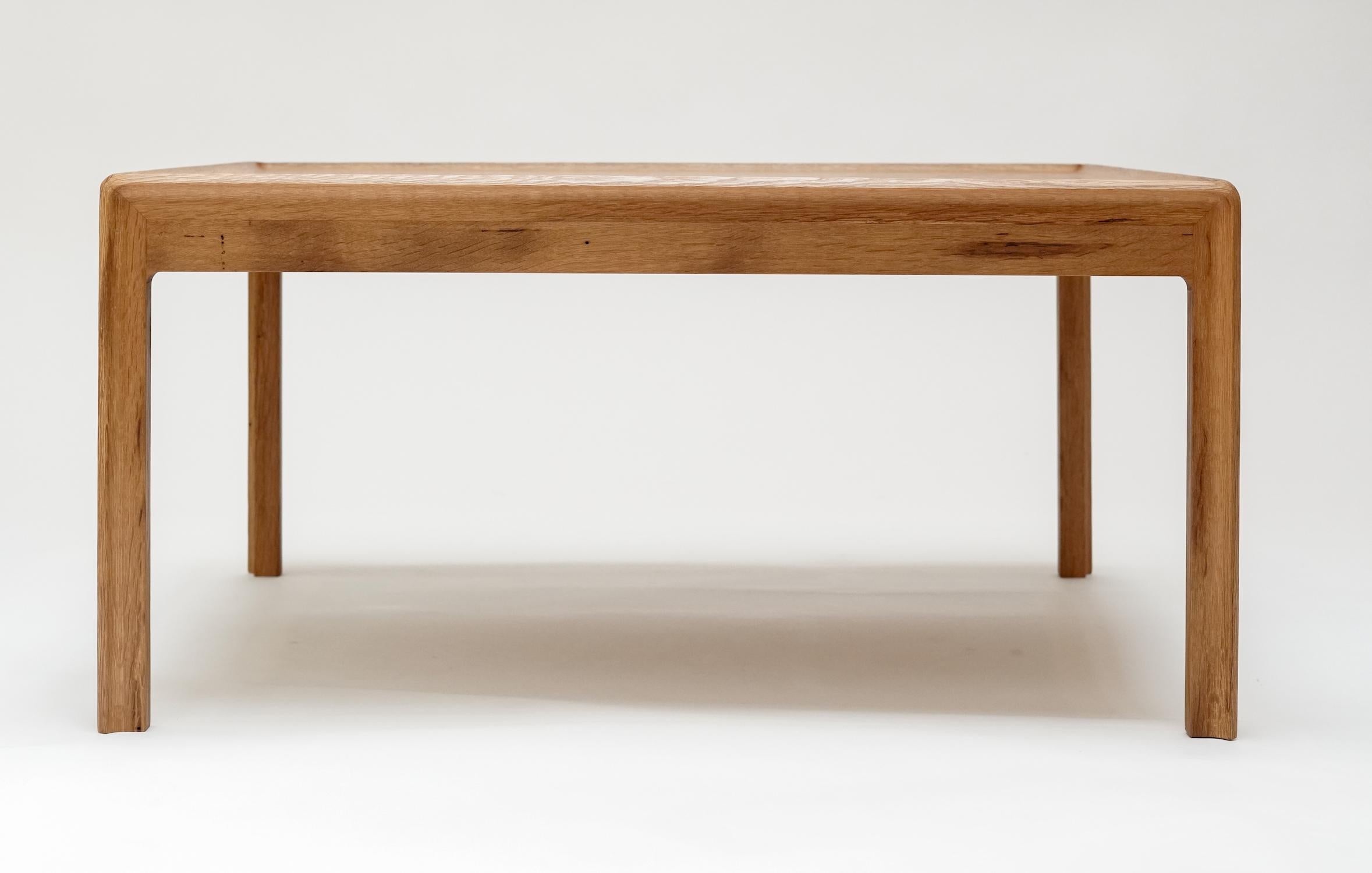 Moderne Table basse Radius Cutaway en bois de frêne noir récupéré en vente