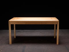 Escritorio de radio recortado de roble blanco macizo con cajones de madera recuperada