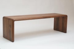 Radius Cutaway Bank aus Nussbaumholz