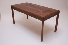 Radius Cutaway Nussbaum Schreibtisch mit Schubladen