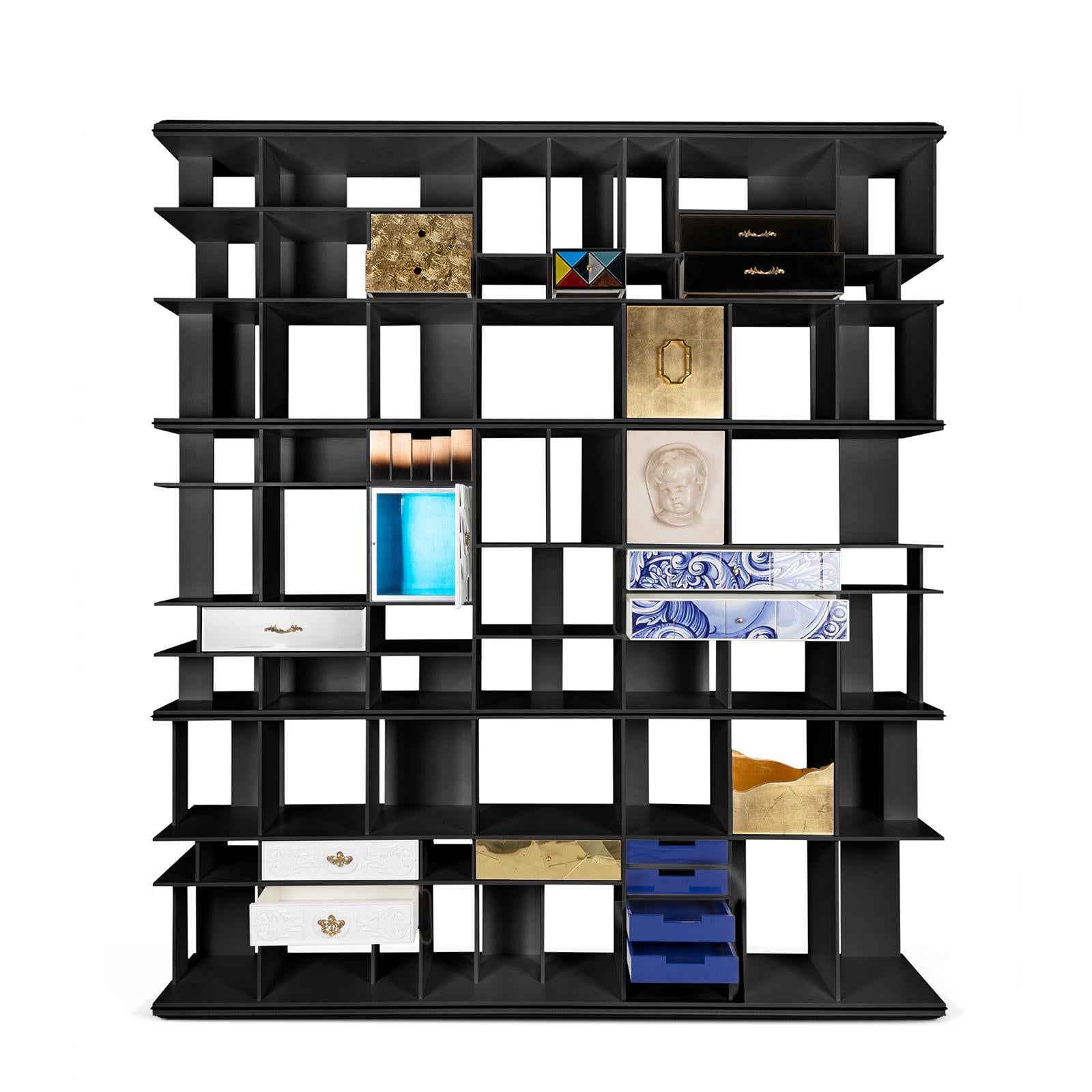 Bücherregal Black Radius Design mit Holzstruktur in schwarz 
lackiert, mit 16 Schubladen und 3 Ablagefächern mit 1 
Tür und mit mehr als 40 offenen Lagereinheiten. Mit
2 Schubladen mit Front mit Holzmaserung in Blattgoldoptik.
Mit 1 Schublade mit