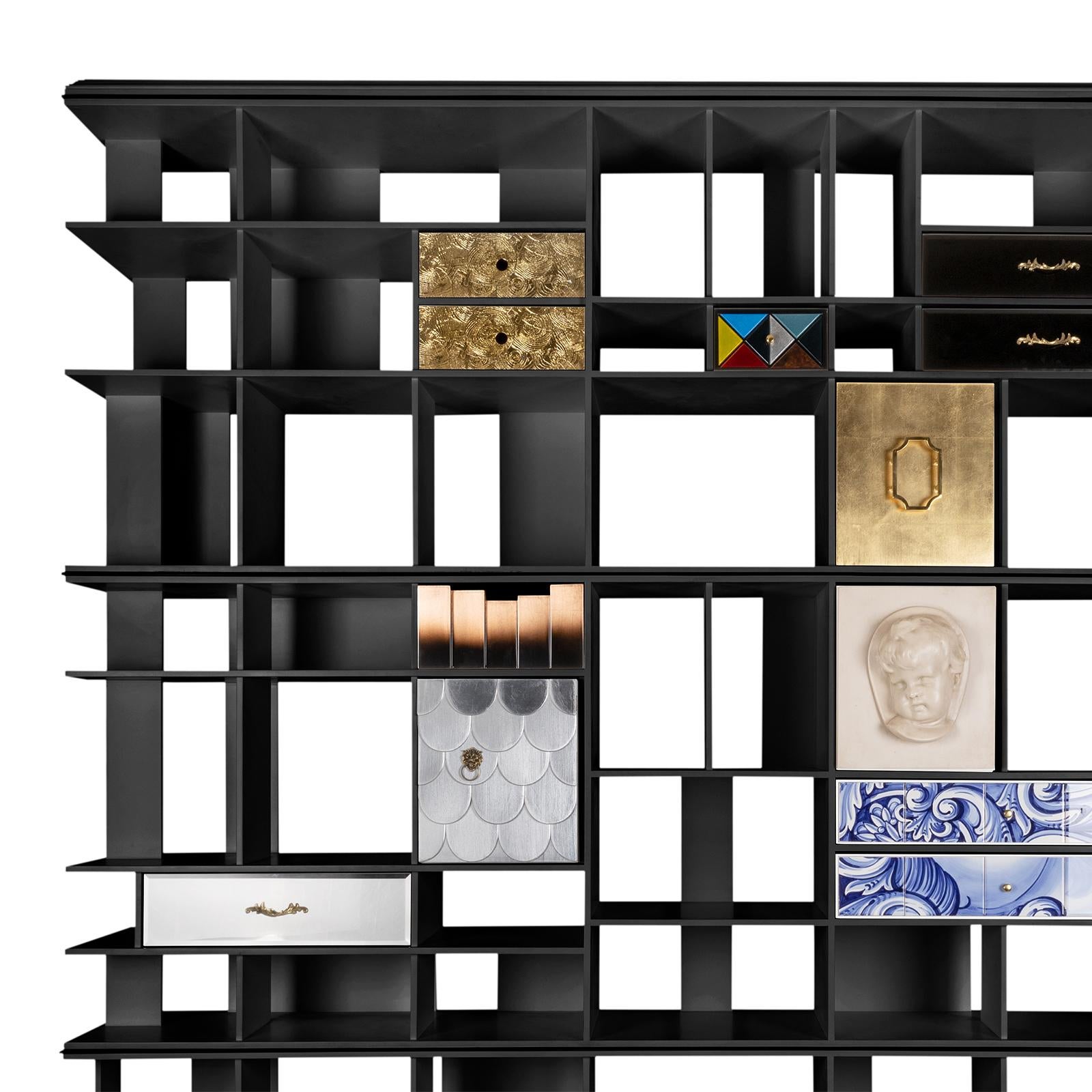 Radius Designiertes schwarzes Bücherregal (Geschnitzt) im Angebot