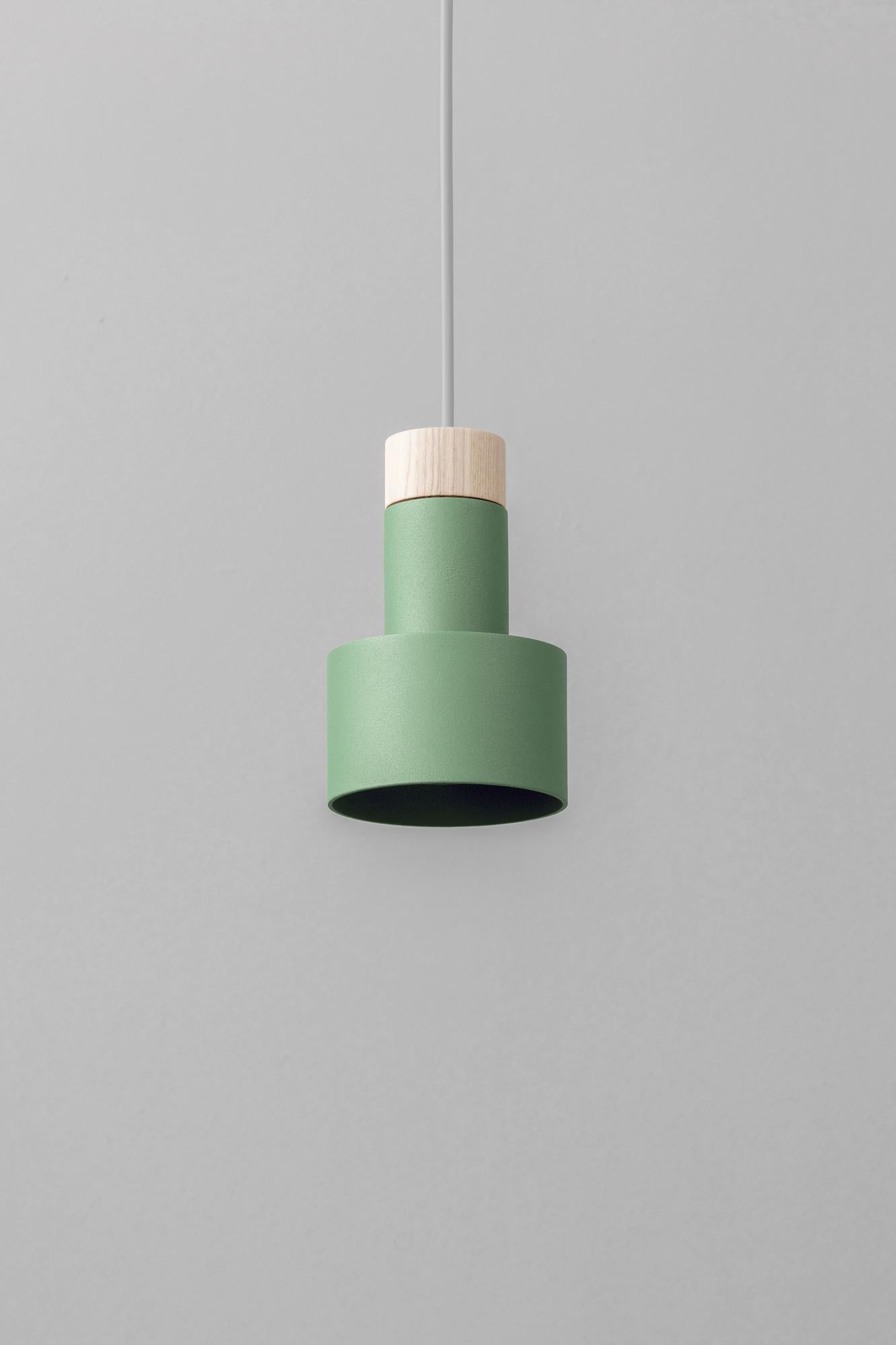 Lampada a sospensione Radius Moss di +kouple
Dimensioni: Ø 10,4 x H. 16 cm. 
Materiali: Acciaio verniciato a polvere e frassino massiccio oliato.

Disponibile in diverse opzioni di colore. La lunghezza del cavo in PVC è di 200 cm.