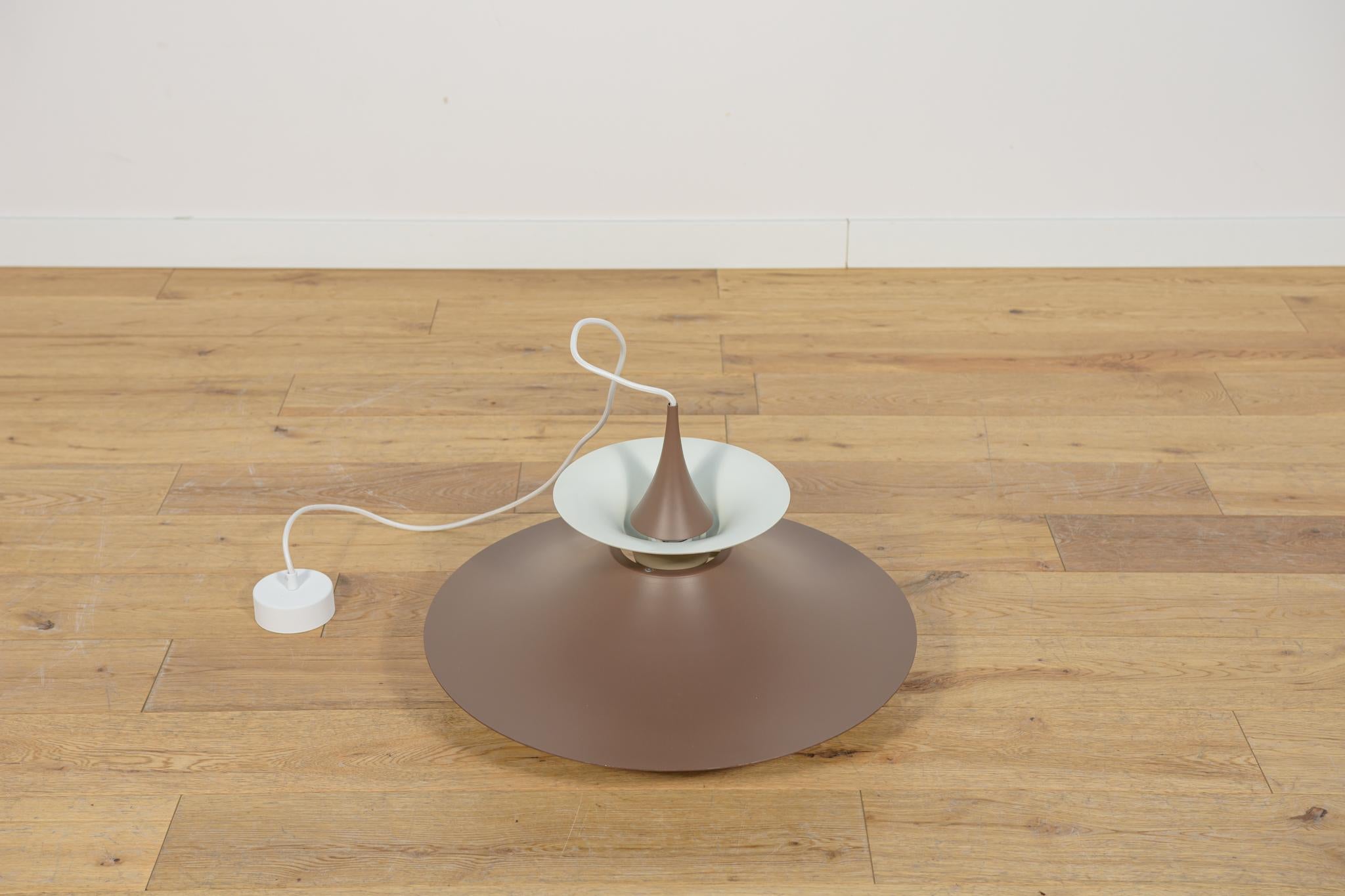 This is an impressive model Radius I pendant light. It was designed by Erik Balslev for Fog and Mørup in Denmark. The shade-elements are made of aluminium, featuring a brow colored coating. The lamp is in very good/perfect condition with slight
