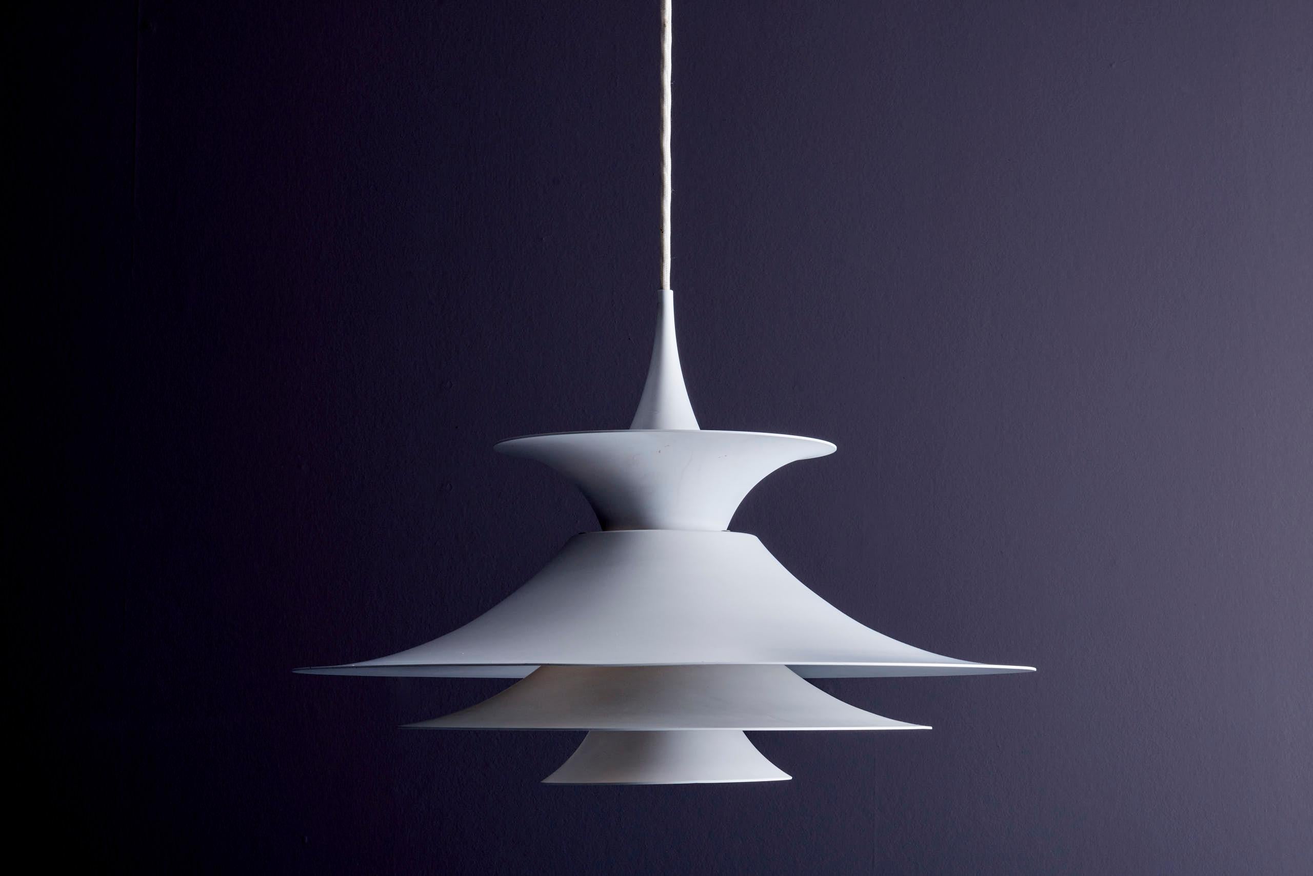 Sculptural pendant lamp Radius for Fog & Mørup. Features layered matte white shades for soft, glare-free light. Elegant and architectural. Good vintage condition, light patina consistent with age.
Please note: Lamp should be fitted professionally in