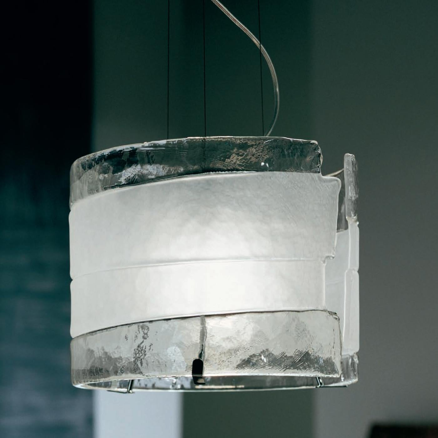 This Murano glass pendant lamp is a true work of art whose unparalleled craftsmanship will add priceless value and elegance to any home. Suspended from a polished chrome ceiling cup (Ø 14 x H 5 cm) with three thin cables, the shade's unique design