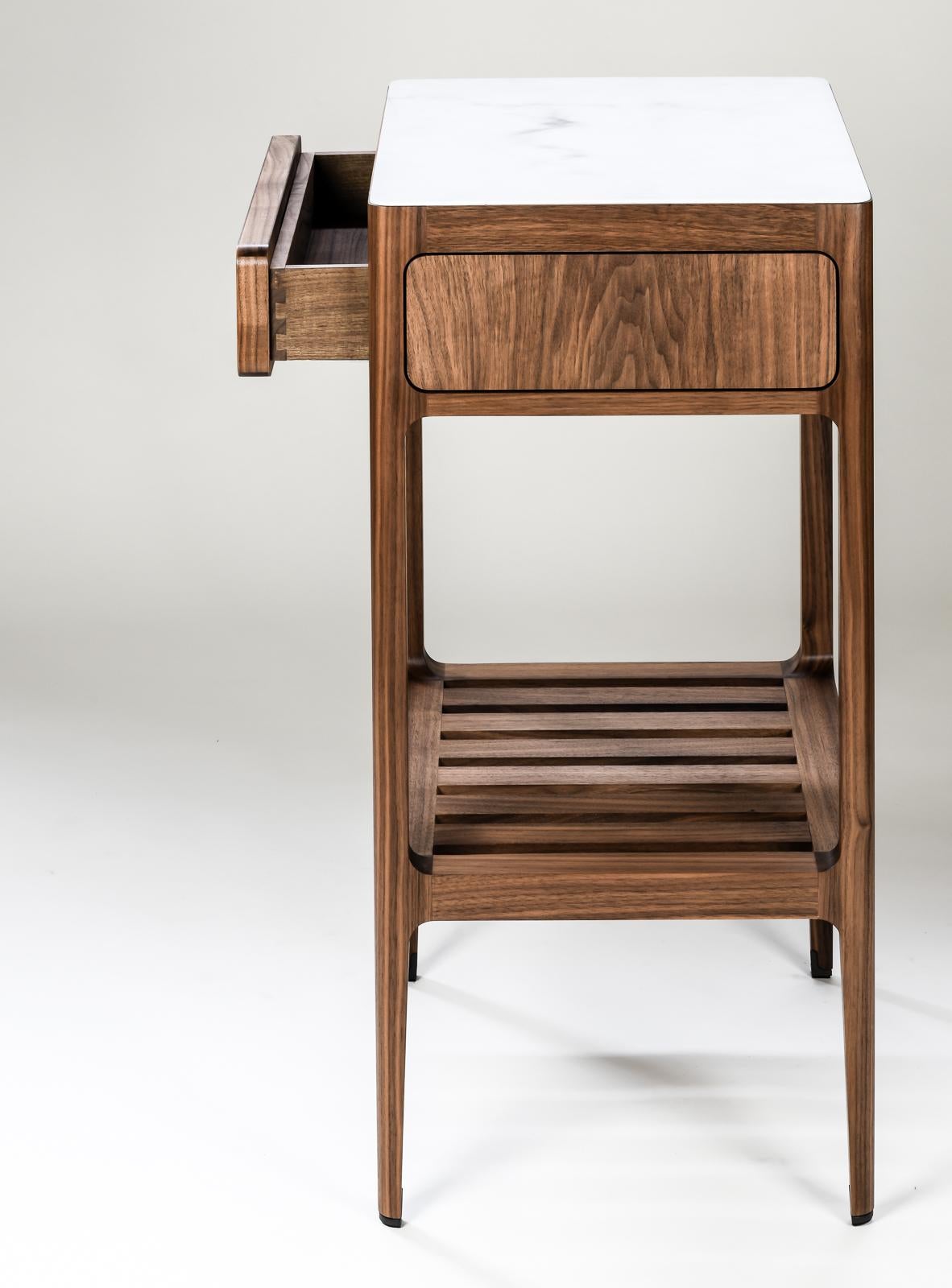 Customizable Single Drawer Side Table in Walnut by Munson Furniture (Moderne) im Angebot