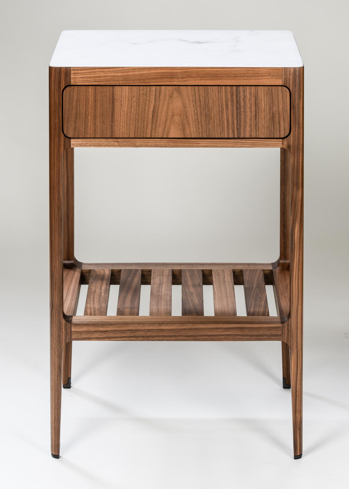 Customizable Single Drawer Side Table in Walnut by Munson Furniture (amerikanisch) im Angebot