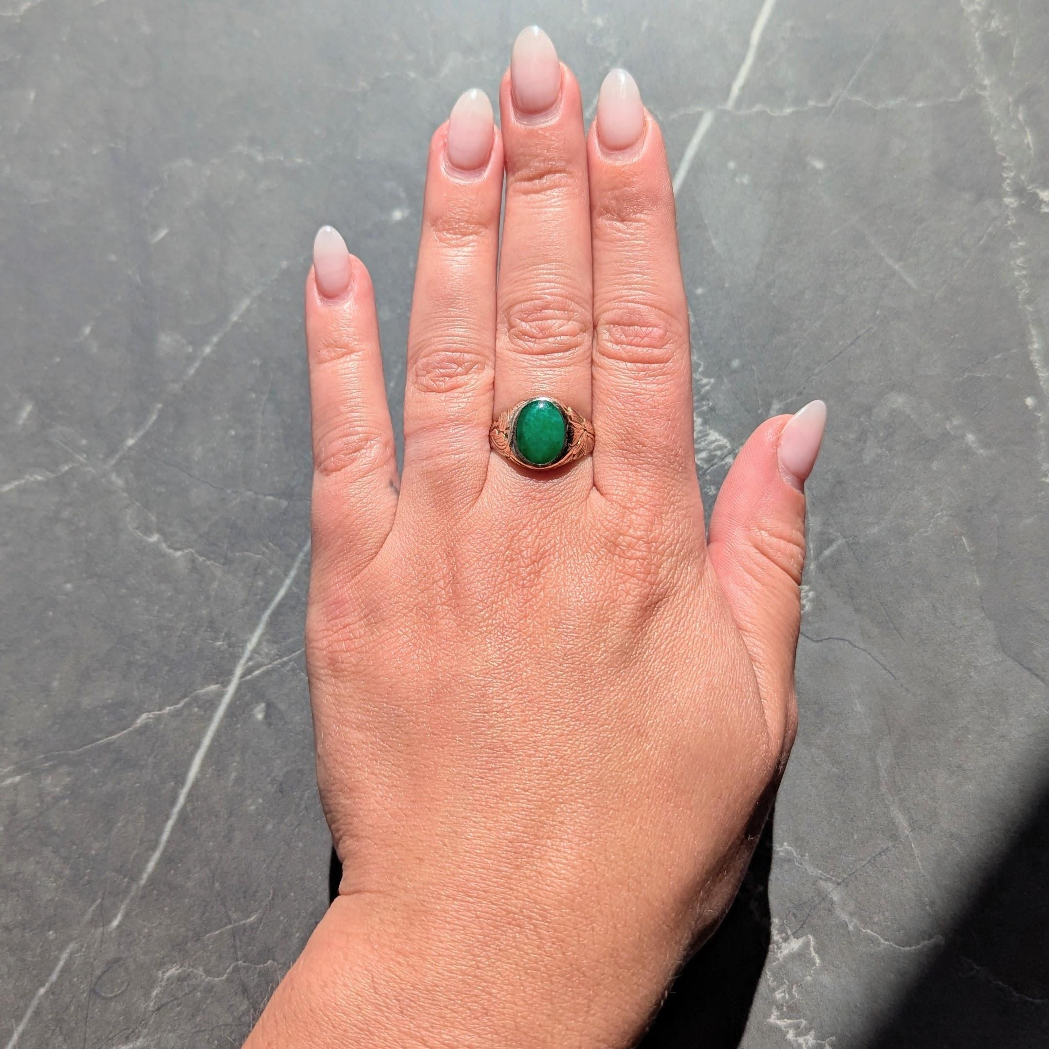 Al centro un cabochon di giada di forma ovale di 8,0 x 11,0 mm.
Verde medio traslucido con un'impostazione sottile e a filo
Fiancheggiato da spalle incise con motivi floreali e fogliacei.
Con finitura lucida
Testato come oro a 14 carati
Firmato per