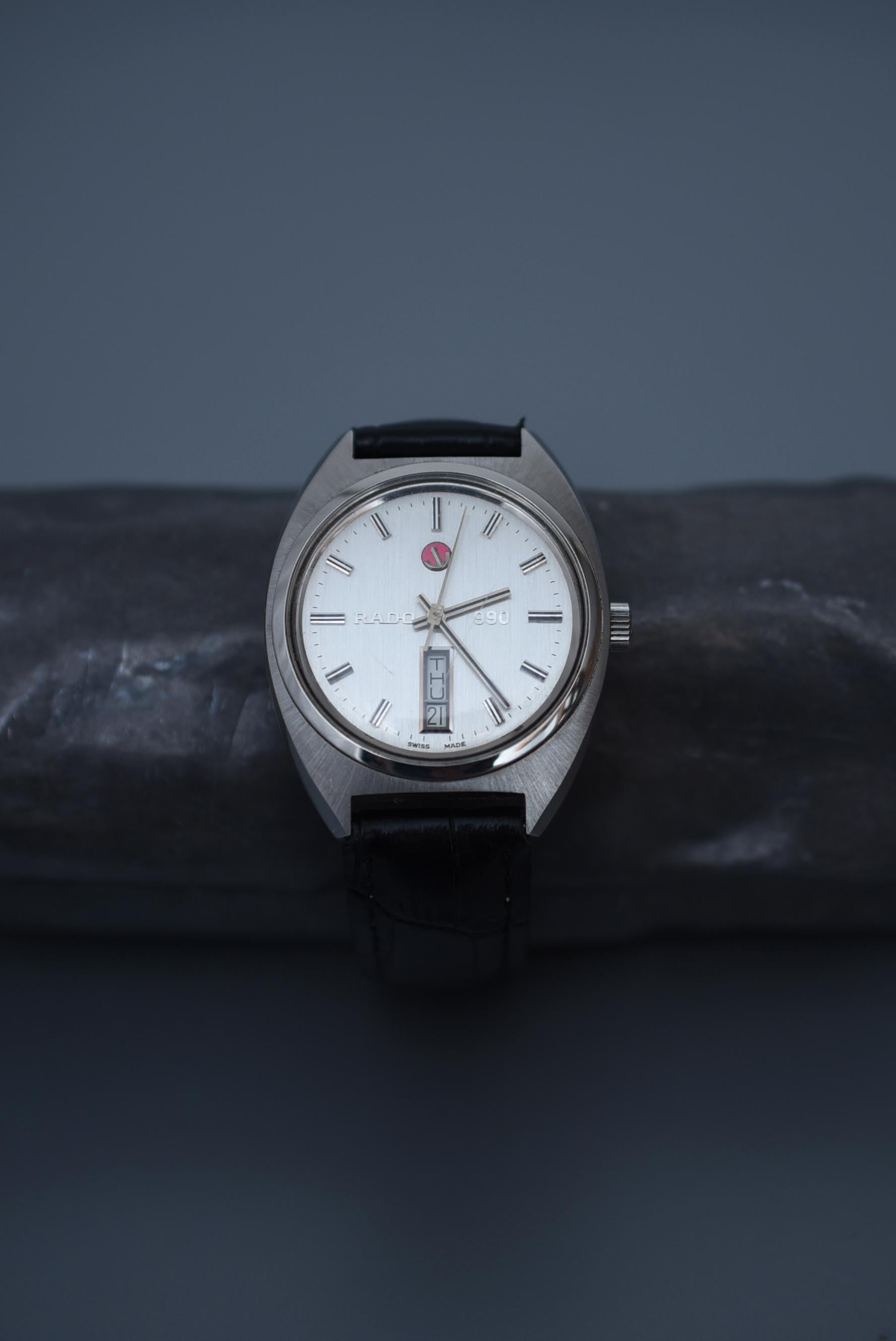 RADO  990  / 1960-1970s Vintage watch 

size : case 3.5cm
arm circumference : 17cm between 21cm
No.8180663

movement : Hand-wound / Automatic

This is RADO's 990. The antique silver dial features a rotating 