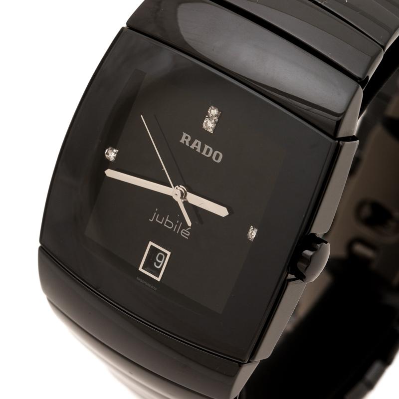 This wristwatch from Rado is here to remind you that you deserve only the best. Swiss made and created from high tech ceramic and titanium, this watch flaunts an angular case of 35mm diameter. It follows a quartz movement and has a scratch-resistant