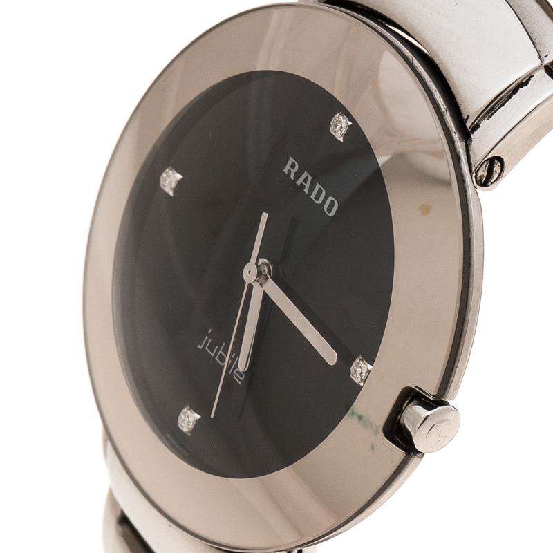 This wristwatch from Rado is here to remind you that you deserve only the best. Swiss made and created from stainless steel, this watch flaunts a round case. It follows a quartz movement and has a scratch-resistant crystal glass that protects a
