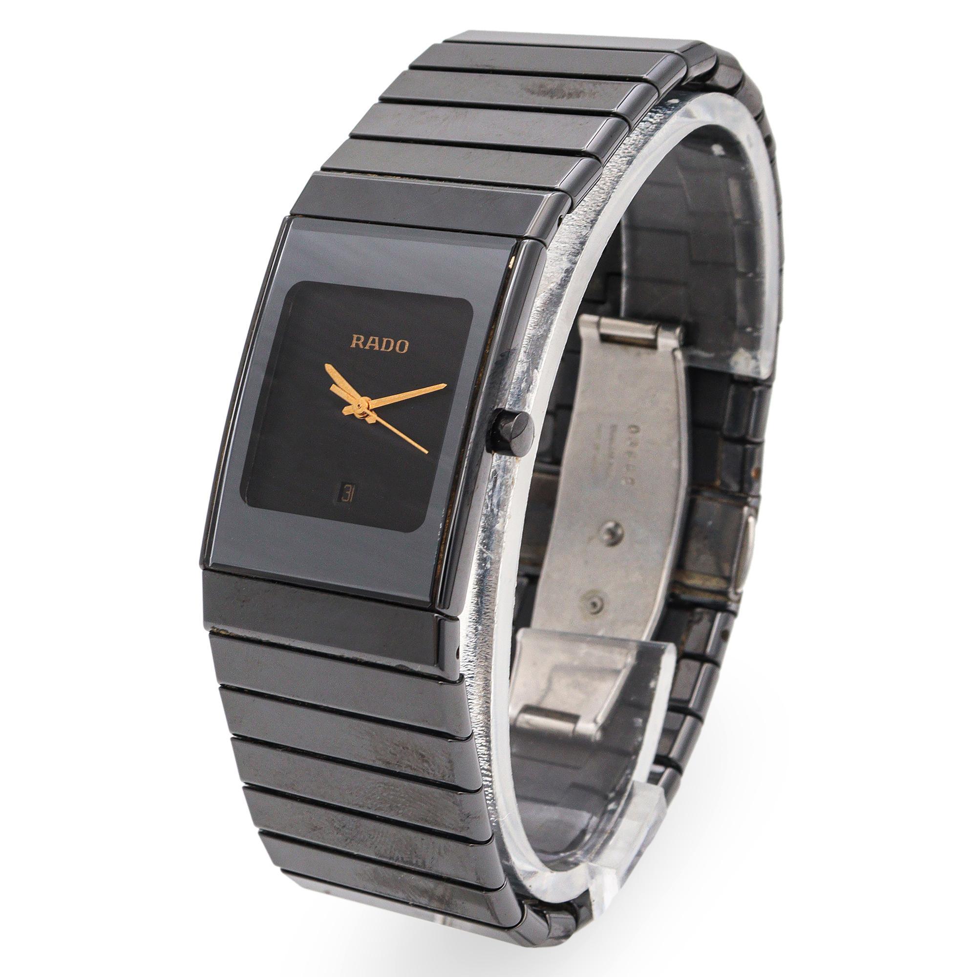 Diese elegante und ultramoderne Rado Diastar Ceramic Date Quartz Watch ist ein herausragendes Stück, das für seine hochmodernen Materialien und sein minimalistisches Design bekannt ist. Das rechteckige Gehäuse und das integrierte Armband sind aus