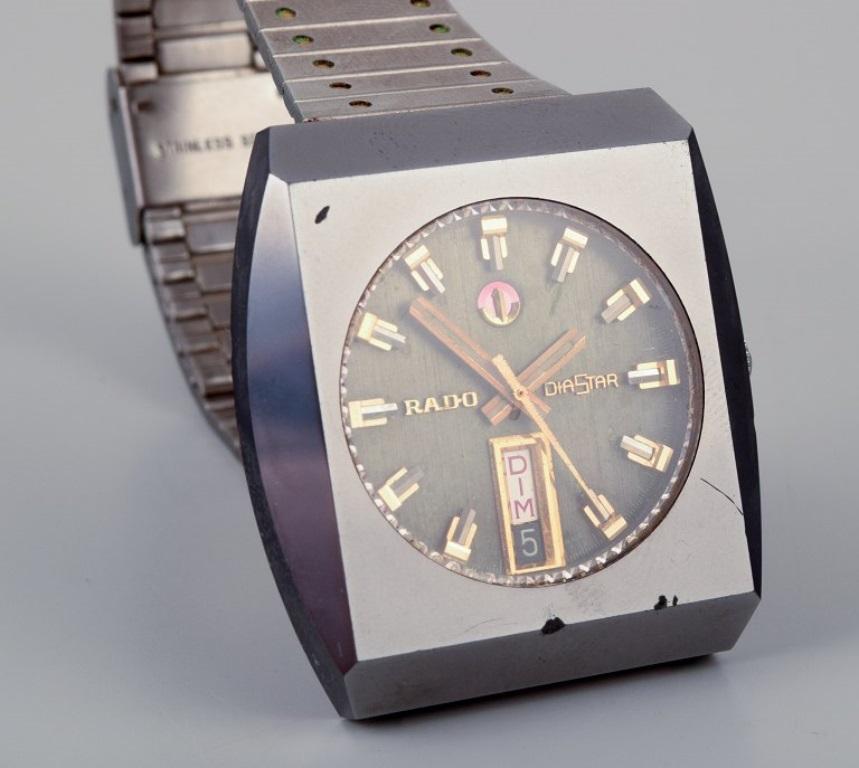 Rado Diastar, Suisse Montre-bracelet pour homme.
Années 1970/80.
Calendrier français.
En bon état avec des signes d'utilisation.
La montre ne fonctionne pas et a besoin d'être révisée.
Dimensions : 36 mm.