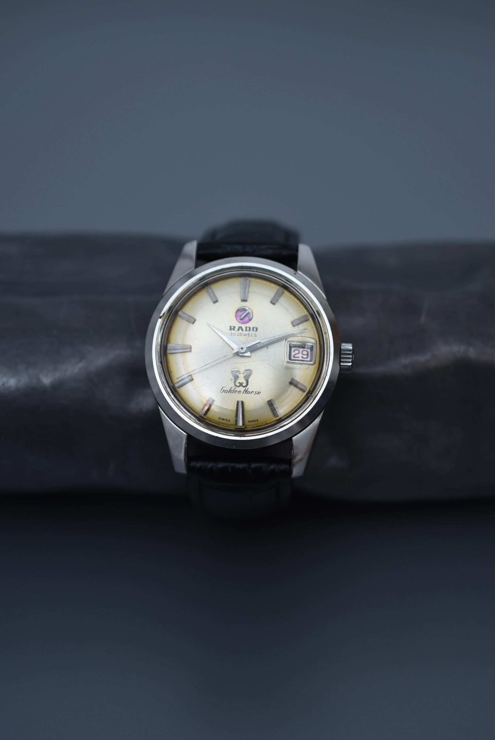 RADO  Golden Horse  / 1970s Vintage watch 

size : case 3.4cm
arm circumference : 17cm between 21cm
No. 31123837

movement : Hand-wound   automatic

This is 