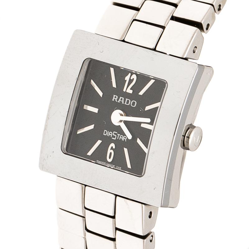 This wristwatch from Rado is here to remind you that you deserve only the best. Swiss-made, this watch flaunts a square case rendered stainless steel and carbon carbide. It follows a quartz movement and has a scratch-resistant crystal glass that