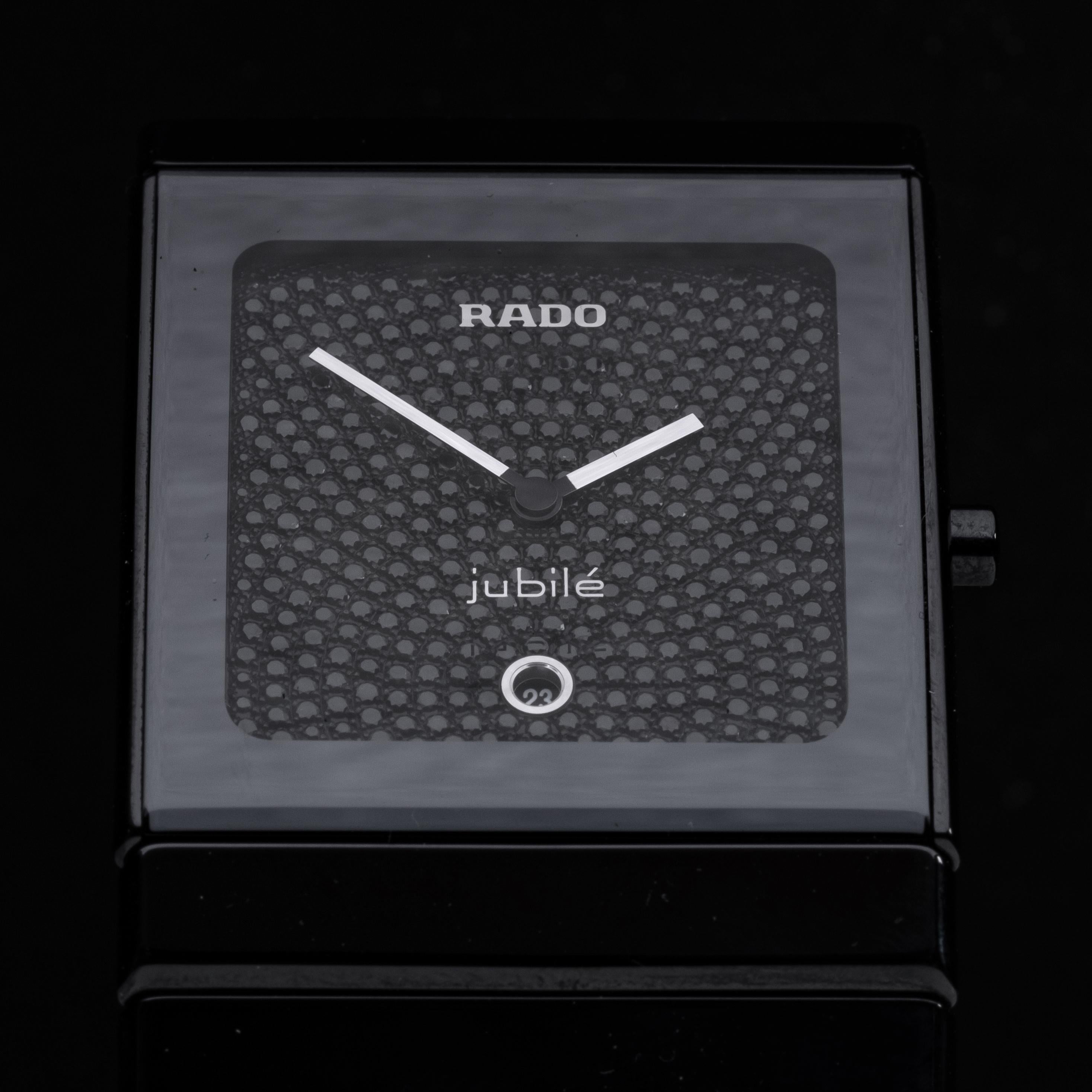 Montre-bracelet Rado Ceramica Jubile pour homme avec cadran en diamant noir. Prix de détail 25770 $, livré avec boîte et livret. Le bracelet s'adapte à un poignet d'environ 8 pouces (taille normale), la largeur du bracelet est de 35 mm, le boîtier -