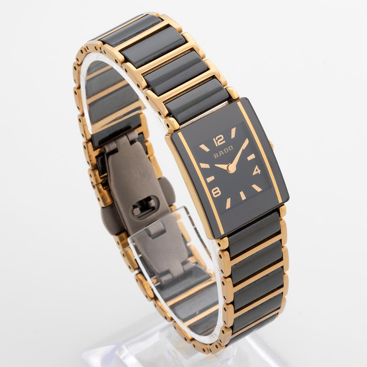 Our instantly recognisable ceramic and gold ladies size Rado Lady Diastar reference 153.0383.3 with slim case (18 x 21mm) and bracelet and is presented in very good condition with light signs of use from new. Our Rado comes complete with inner box,