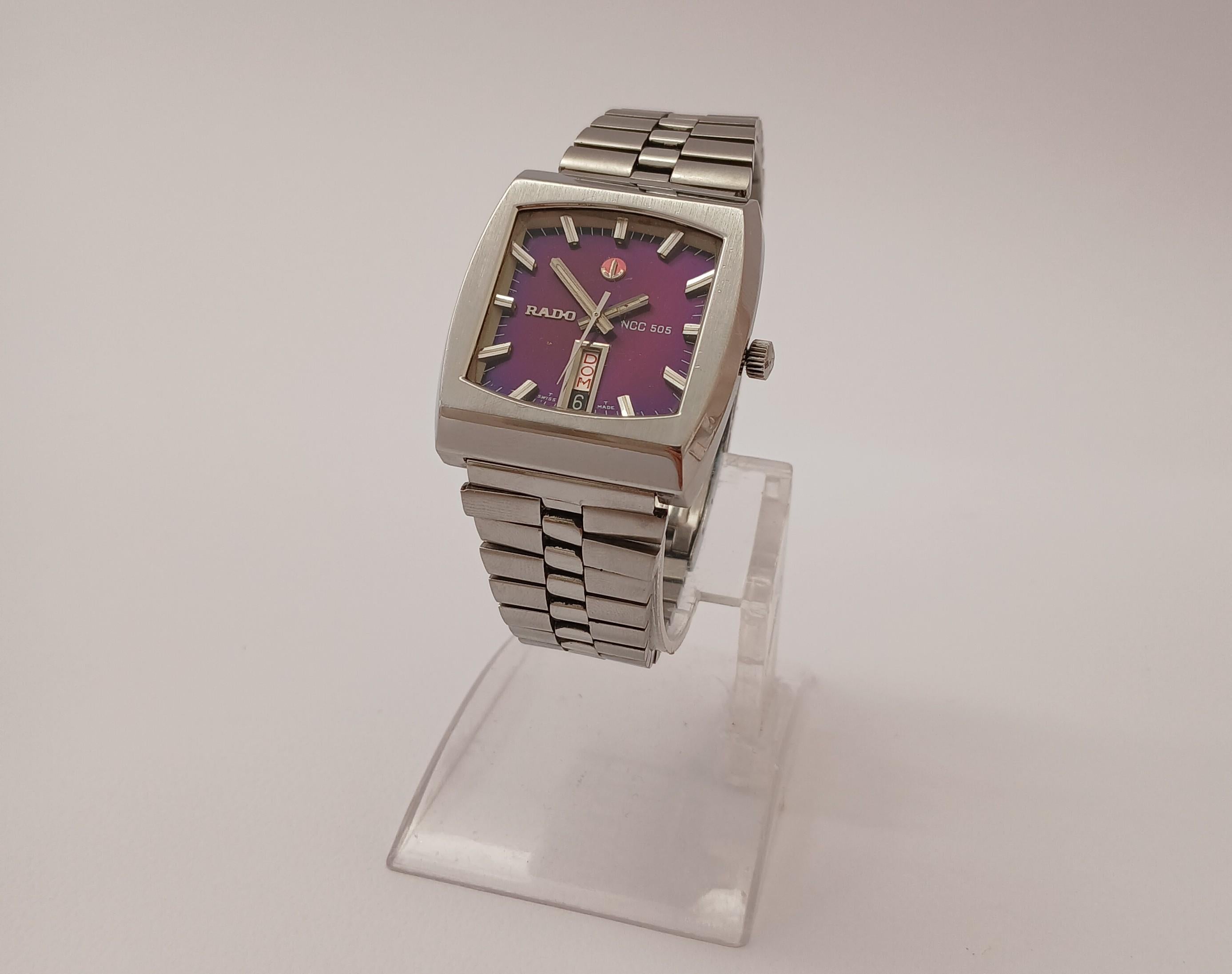  Descrizione
Marchio : RADO

Model: Ncc 505

Numero di riferimento: 625.3174.4

Paese di produzione: Svizzera

Movimento: Automatico

Materiale della cassa: Acciaio inossidabile

Misure : Larghezza della cassa: 35 mm. (senza corona)

Tipo di banda :