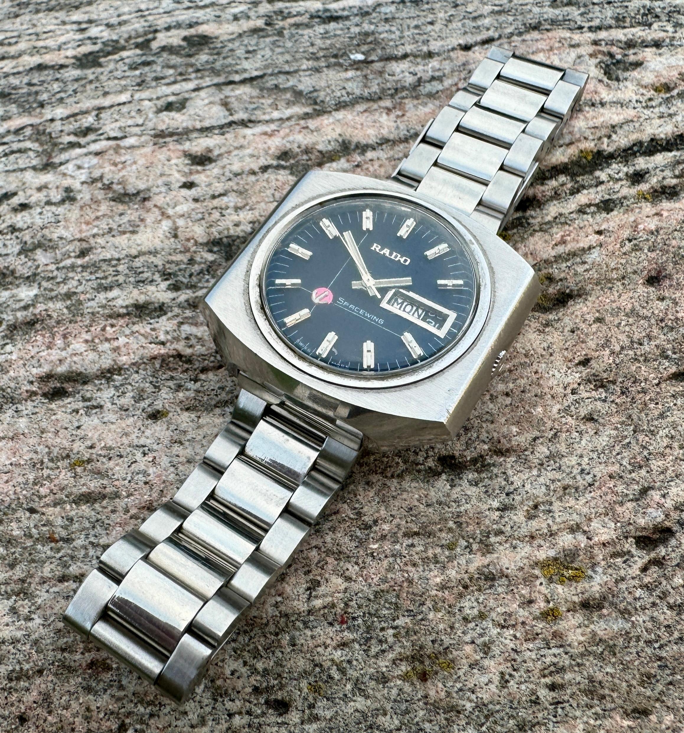 Marke: Rado

Modell: Spacewing

Referenznummer: 11910

Land der Herstellung: Schweiz

Uhrwerk: Automatik

MATERIAL des Gehäuses: Rostfreier Stahl

Abmessungen: Gehäusebreite: 41 mm. (ohne Krone)

Band Typ : Edelstahl mit markierter Schließe

Band