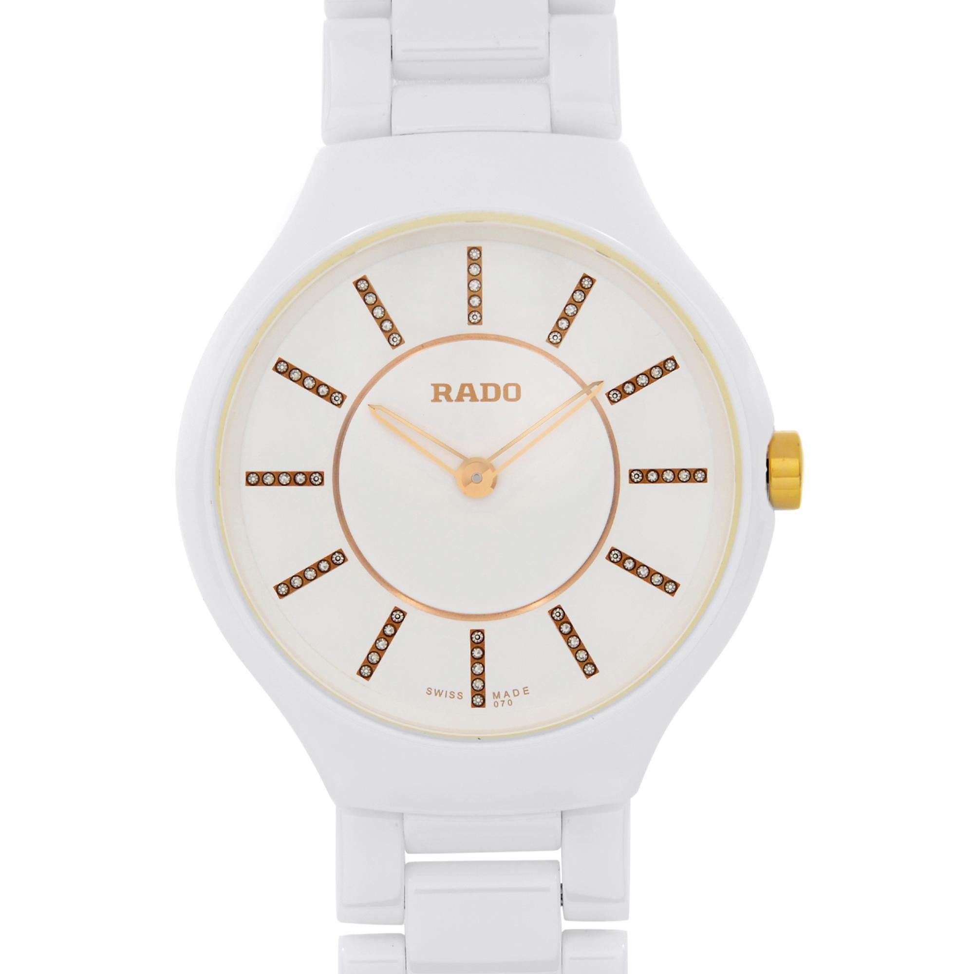 Anzeigemodell Rado True Thinline 30mm R27958709. Minor Blemish auf dem Fall zurück. Dieser schöne Zeitmesser verfügt über: Weiß Keramik Gehäuse und Armband. Feste keramische Lünette. Weißes Zifferblatt mit skelettierten Zeigern in Roségold und