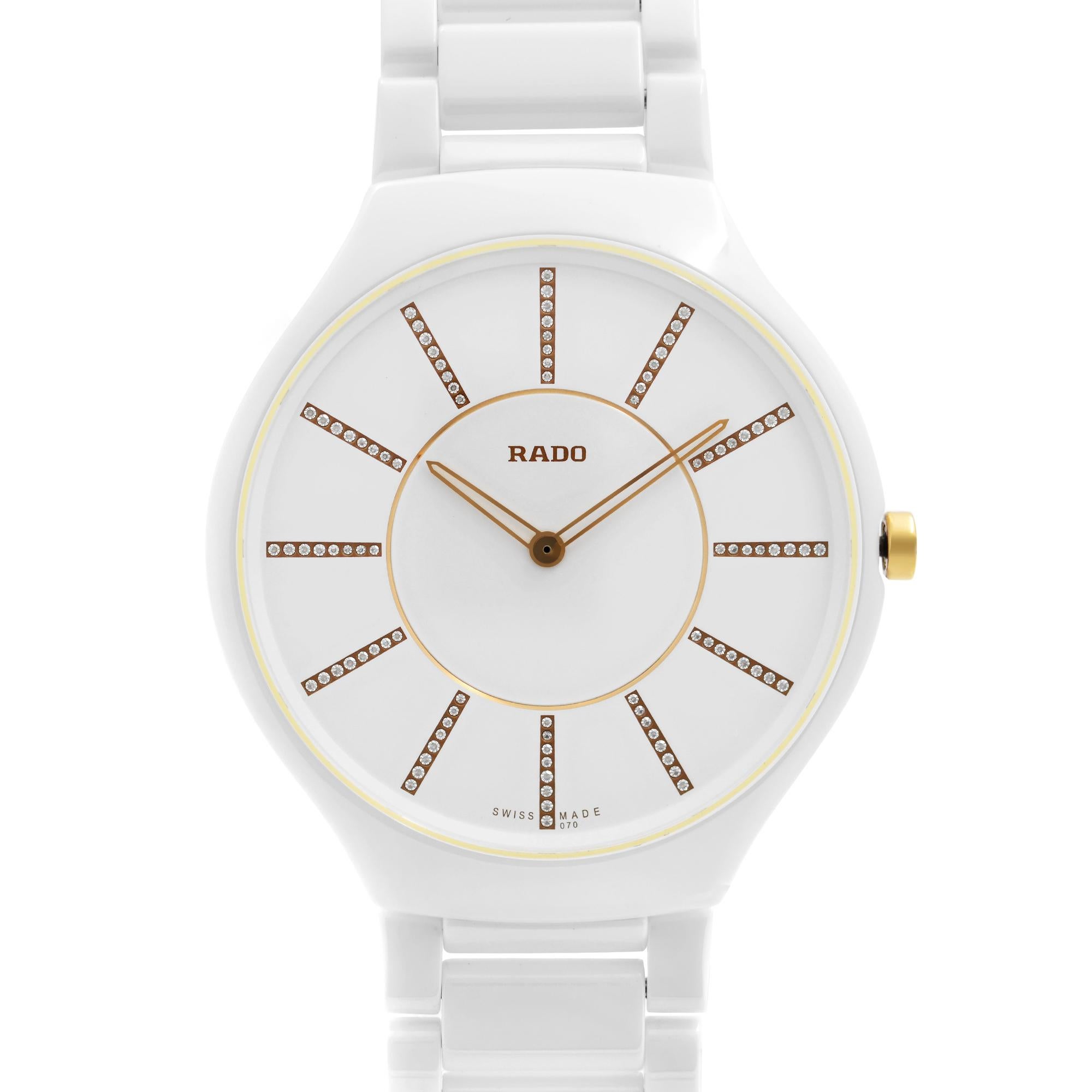 Pre owned Rado True Thinline Keramik 39mm White Diamond Dial Quarz Unisex Watch R27957702. Die Uhr hat kleinere Flecken auf dem Gehäuse und Gehäuseboden. Dieser schöne Zeitmesser verfügt über: Weißes Keramik-Gehäuse mit einem weißen Keramik-Armband.