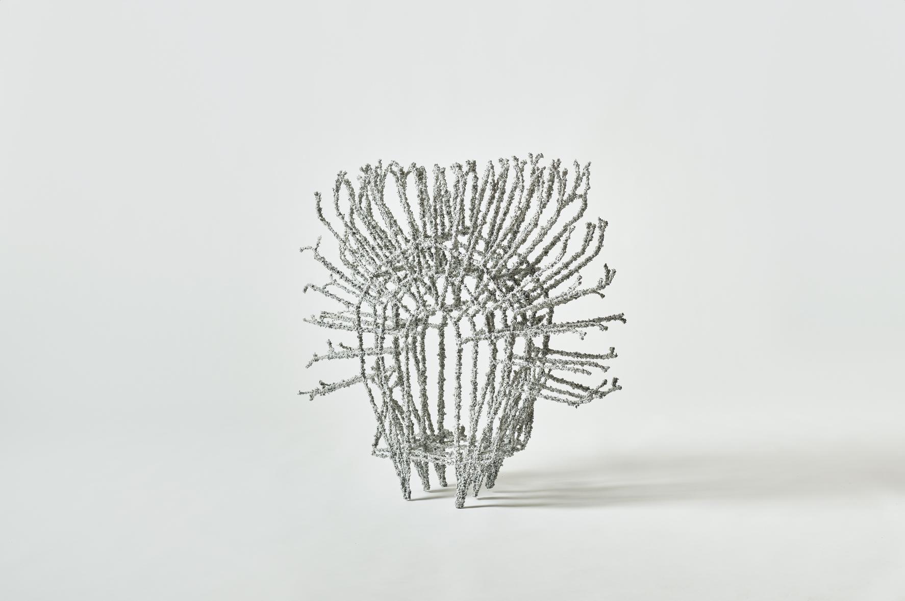 Rae Betonskulptur von Fransje Gimbrere
3D gewebte hängende/stehende Skulptur
Abmessungen: L 70 x B 70 x T 25 cm
MATERIALIEN: Glasfaser, Recyclingpapier, biologisch abbaubarer Klebstoff

Fransje Gimbrère ist eine multidisziplinäre Designerin und Art