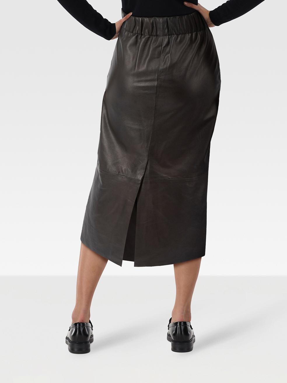 CONDITION is Never worn, with tags. No visible wear to the skirt is evident on this new Raey designer resale item.
 
 Details
 
 
 Black 
 
 Leather
 
 Skirt
 
 Fitted
 
 Midi
 
 Elasticated waist
 
 Front hook and zip fastening
 
 2x Side pockets
