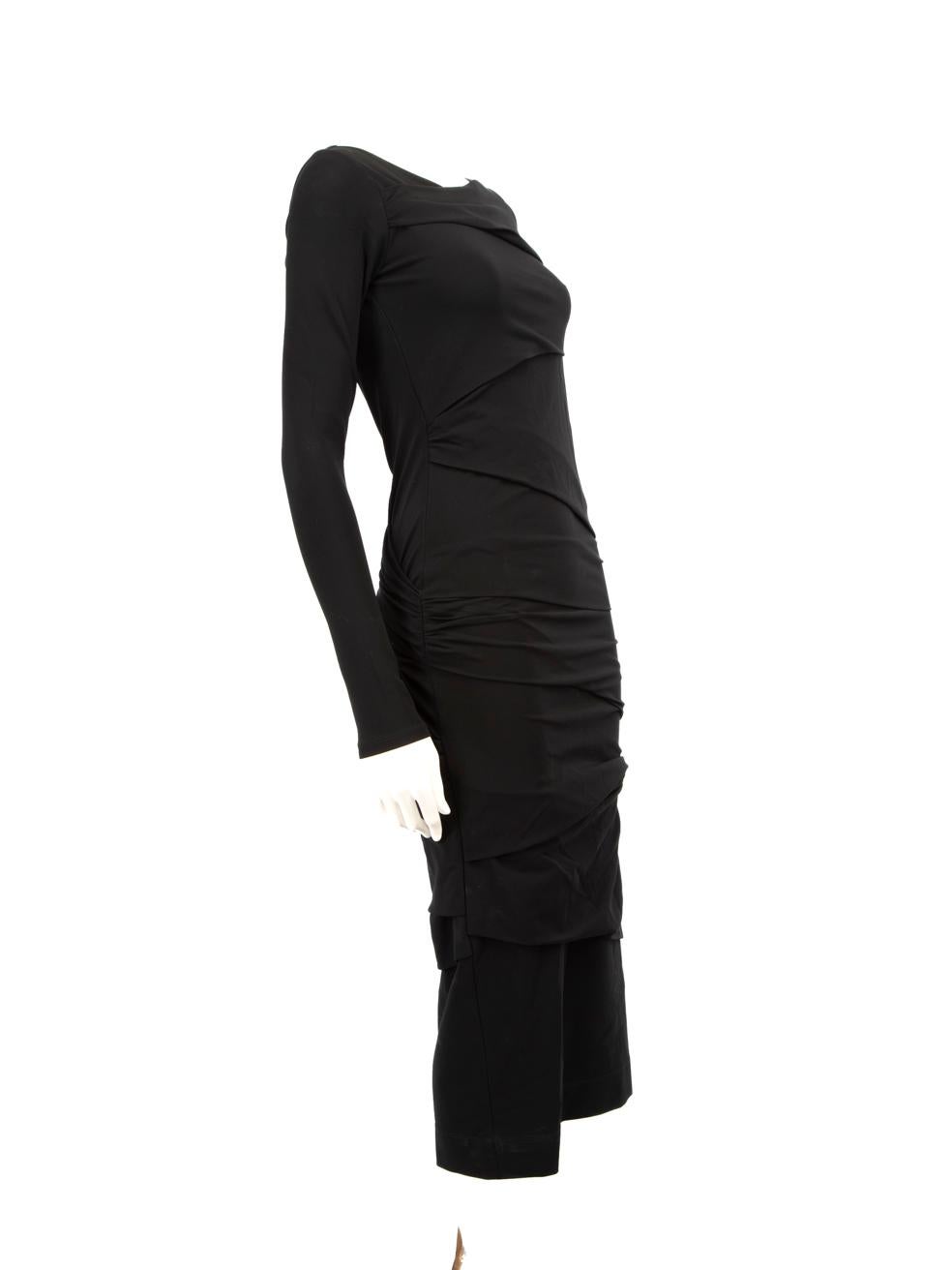 El ESTADO es Muy bueno. Apenas se aprecia desgaste en el vestido de este artículo usado de reventa del diseñador Raey.
 
 
 
 Detalles
 
 
 Negro
 
 Viscosa
 
 Vestido
 
 Midi
 
 Cuerpo con
 
 Elástico
 
 Mangas largas
 
 Cuello redondo
 
 Cuello de