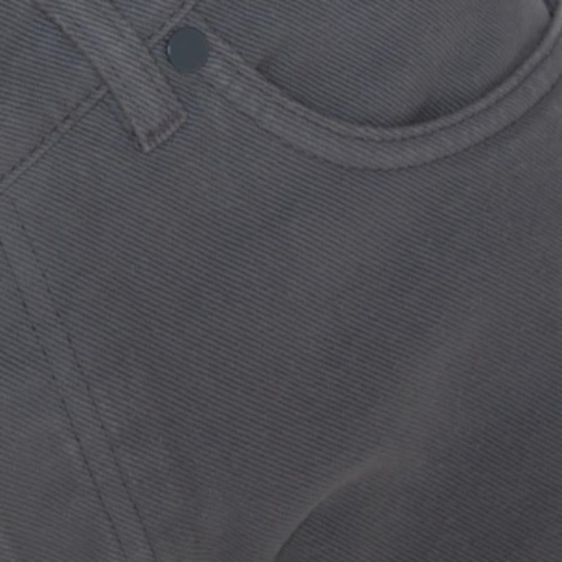 Diese Jeans von RAF by Raf Simons ist perfekt für legere Tage. Sie sind aus 100 % Baumwolle gefertigt und in einem schönen Grauton gehalten. Sie hat eine normale Passform, fünf Taschen, Gürtelschlaufen und einen Knopfverschluss. Tragen Sie sie zu
