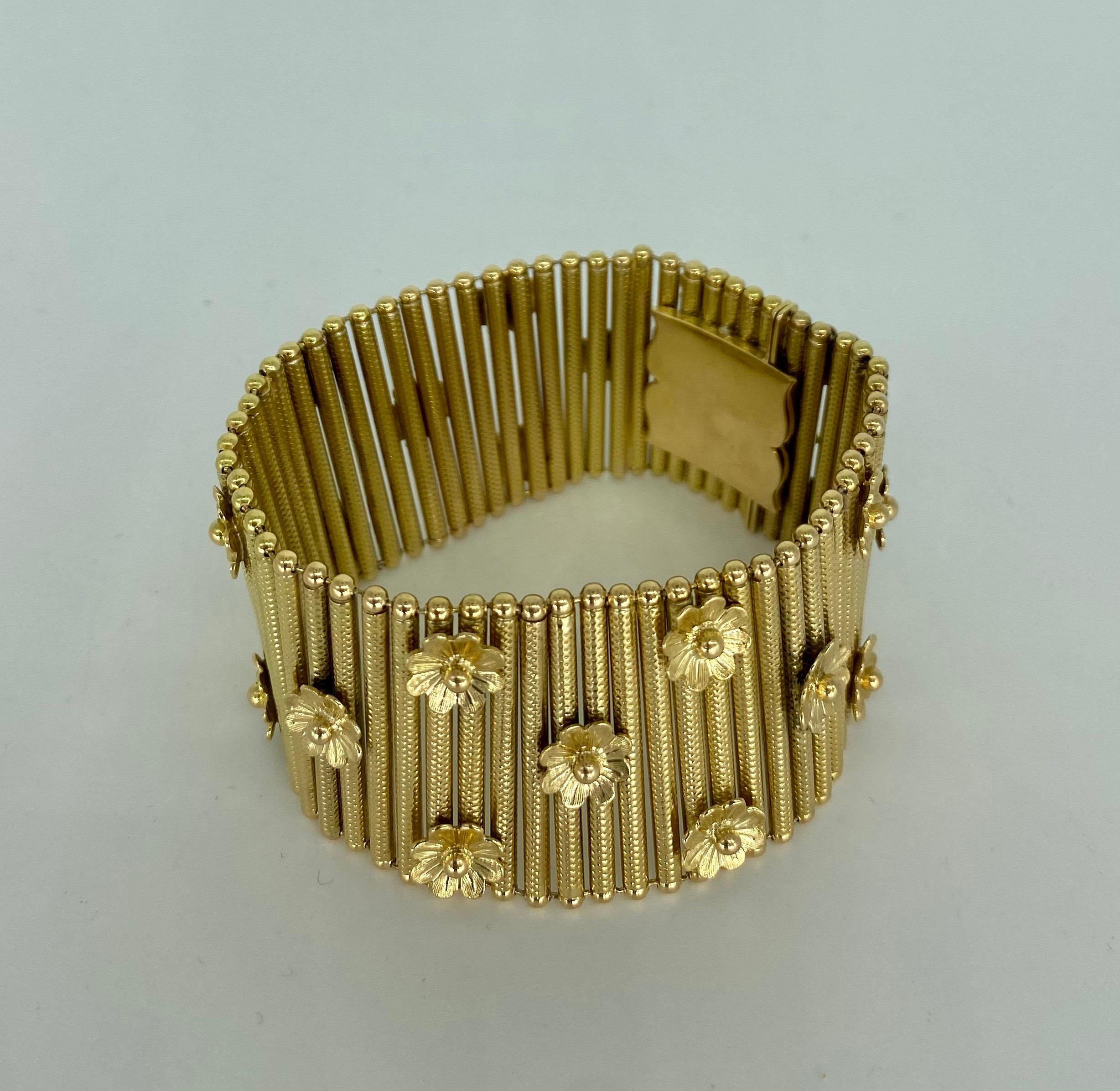 Bracelet italien à larges maillons en or massif 18 carats à motifs de fleurs de la RAF Unisexe en vente