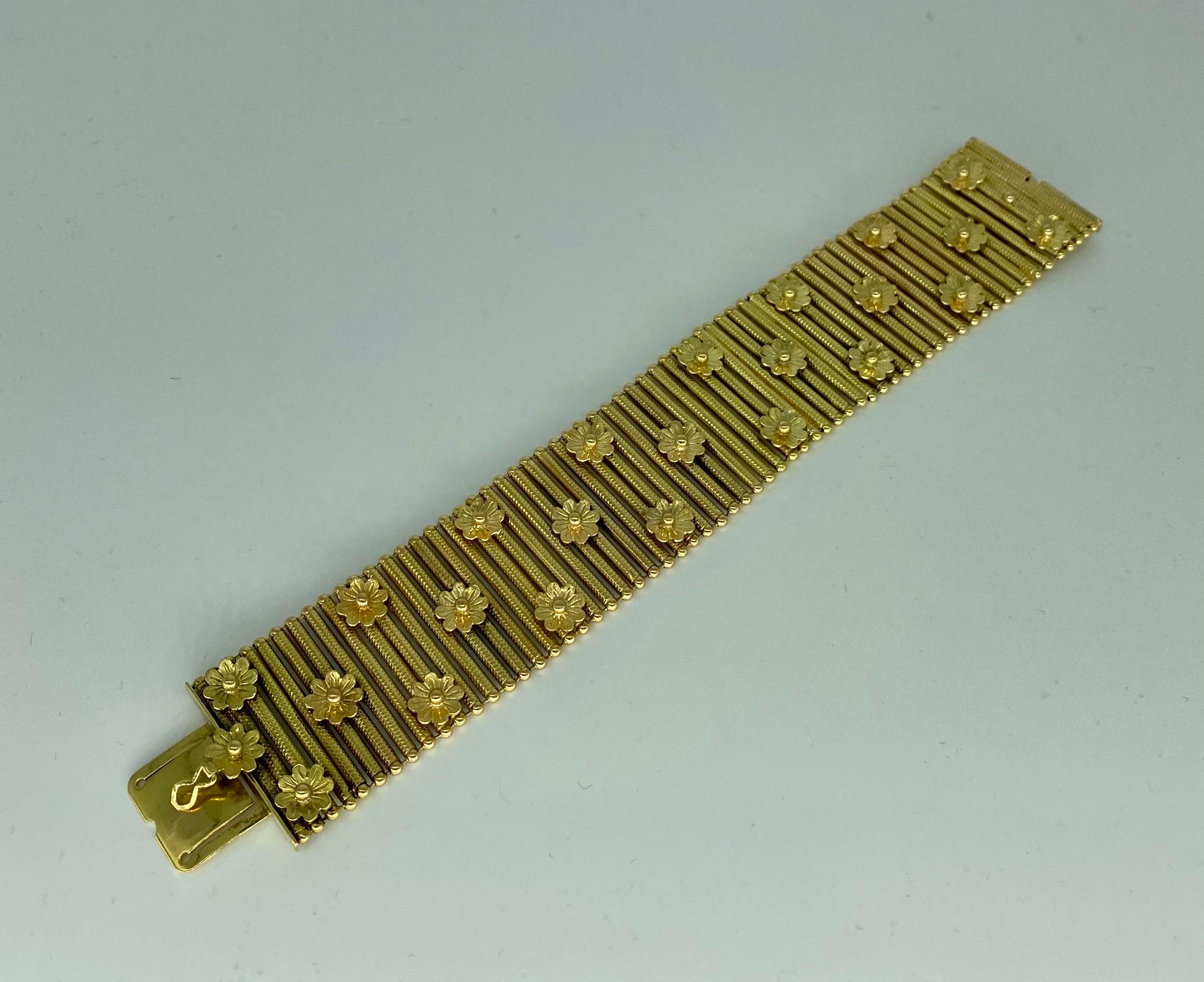 Bracelet italien à larges maillons en or massif 18 carats à motifs de fleurs de la RAF en vente 1